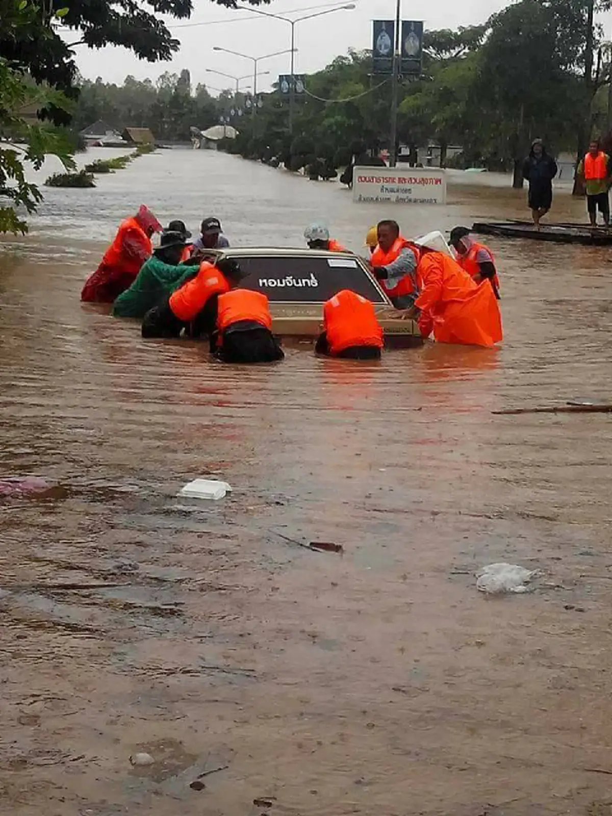 ไม่ทอดทิ้งกัน!!! รวมภาพชุดน้ำท่วม "สกลนคร" หนักสุดในรอบ 20 ปี  คนไทยทั่วปท.ร่วมส่งแรงใจ...ให้ผ่านพ้นวิกฤติโดยเร็ว!?! (มีคลิป)