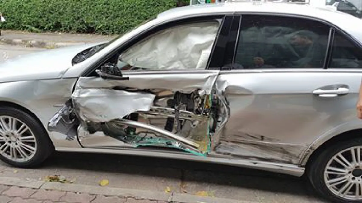 อัยการอีกแล้วครับท่าน?? สาวโพสต์จวกเละ อัยการกร่างโชว์อำนาจ กลับรถไปชนเบนซ์จนสภาพเละไม่ขอโทษ-แถมโชว์บัตรใส่!! แต่งานนี้อาจเจอตอ หลังคนโพสต์ล