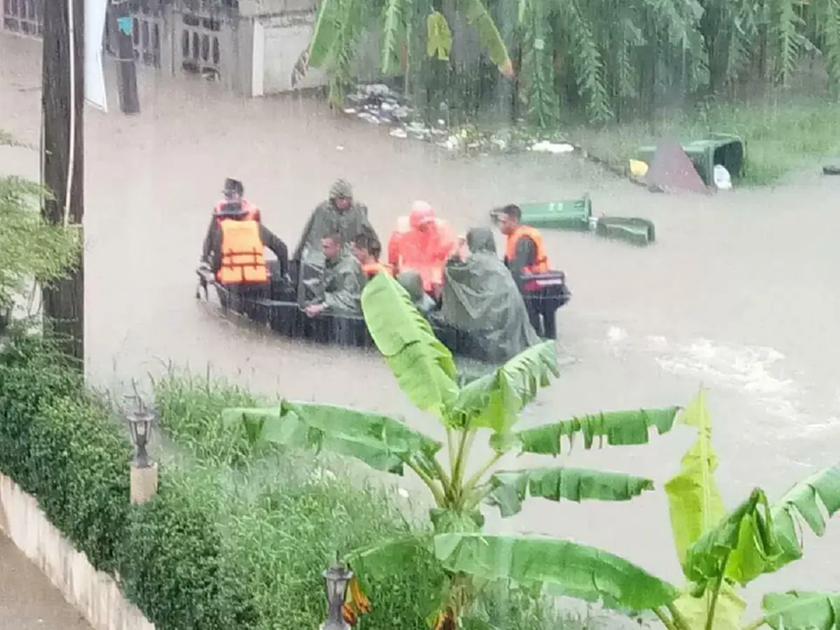 ไม่มีพวกคุณเราต้องตายแน่ๆ!!! ชาวบ้านสกลนครเล่านาทีเหล่าทหารกล้าเดินฝ่ากระแสน้ำท่วมเข้าช่วยเหลือ ซึ้งใจจนพูดไม่ออก สมกับเป็นฮีโร่ของปชช.จริงๆ