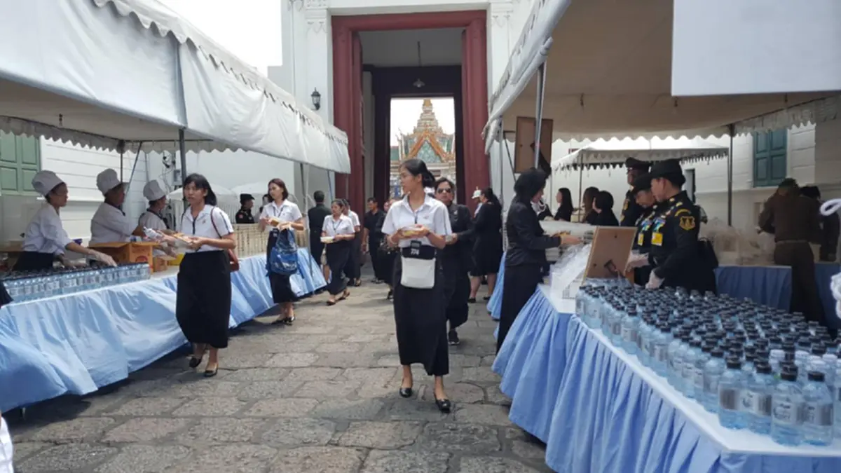 เมนูพระราชทานจาก ในหลวง ร.10 มอบแก่ประชาชนที่เดินทางมากราบพระบรมศพ ในหลวง ร.9 #ทรงพระเจริญ