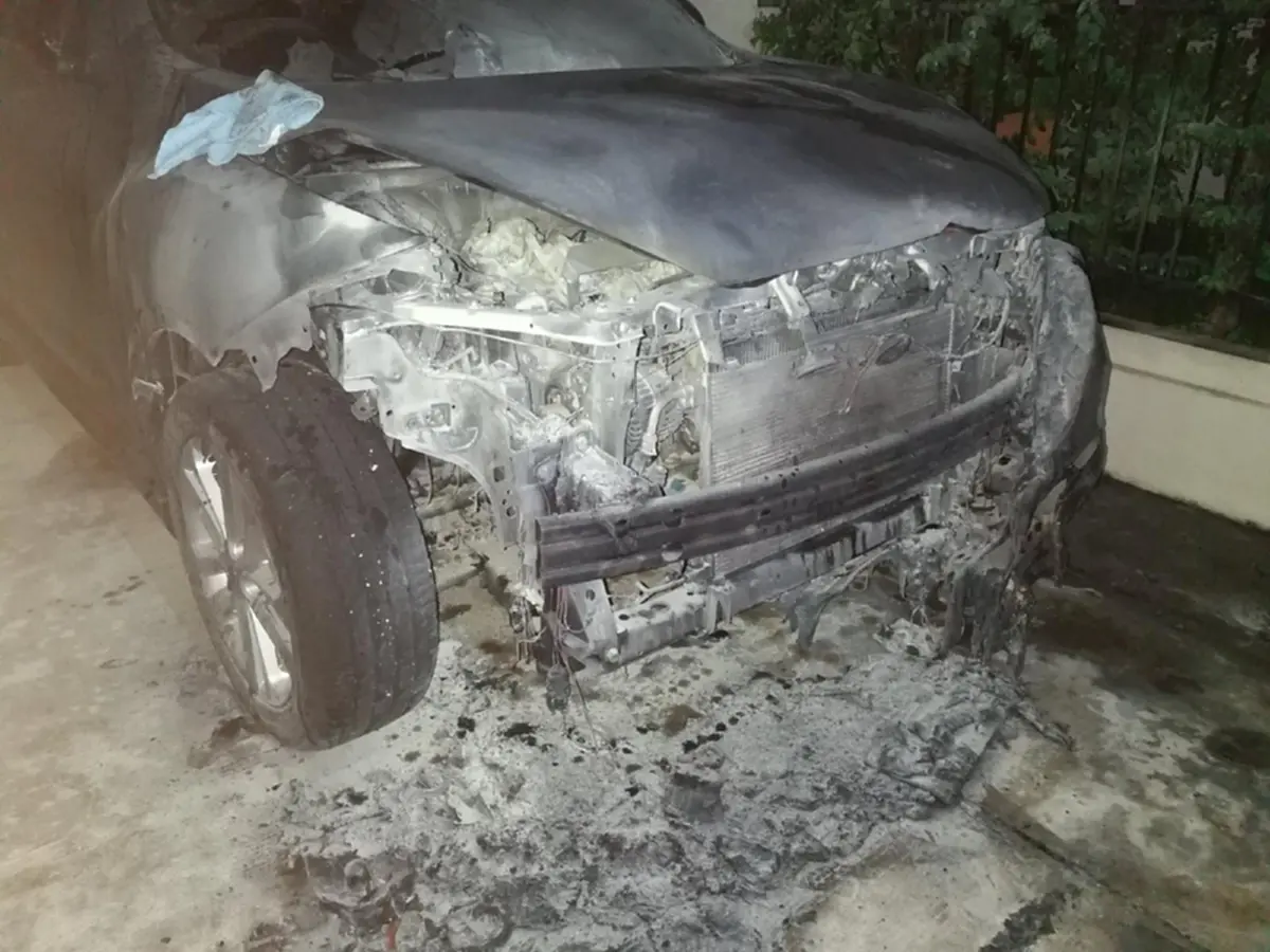 กรรมของเจ้าของรถ!!! ผู้เสียหายโวย นำรถเข้าศูนย์เคลมสี ไฟหน้า ออกมาใช้ 1 วัน ไฟไหม้วอดทั้งคันไร้คู่กรณีรับผิดชอบ?!? (คลิป)