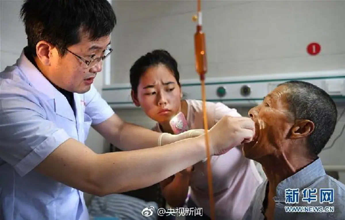 คนกตัญญูไม่มีวันตกต่ำ!! สาวจีน ยอมทิ้งงาน เพื่อดูแลพ่อบุญธรรม ที่ป่วยหนัก ชาวเน็ตแห่ชื่นชม