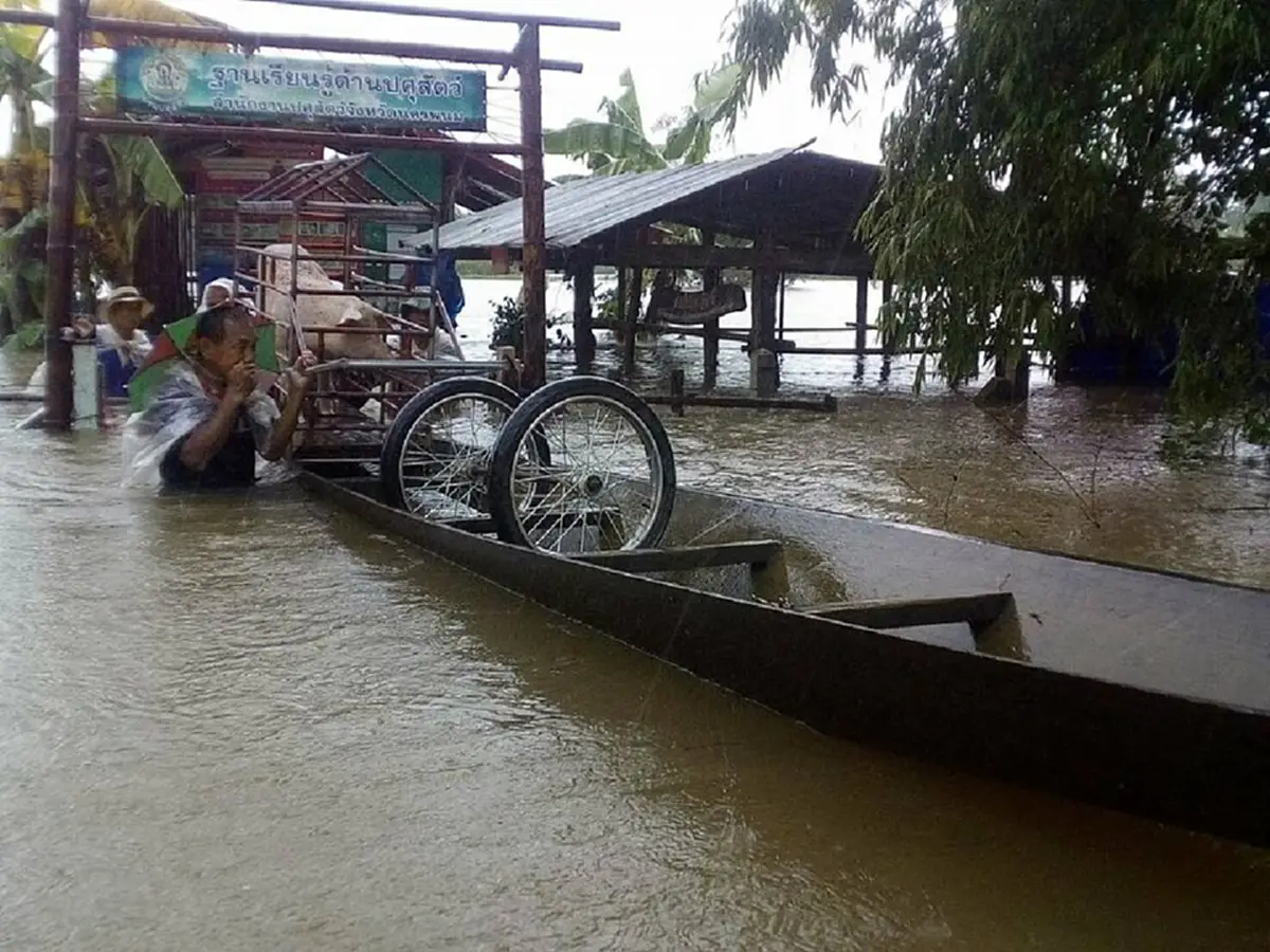 นครพนมหวั่นวิฤกต!!  น้ำเริ่มทะลักเข้าอ.นาแก สั่งประชาชนเฝ้าระวัง 24 ชม. เตรียมพร้อมอพยพ