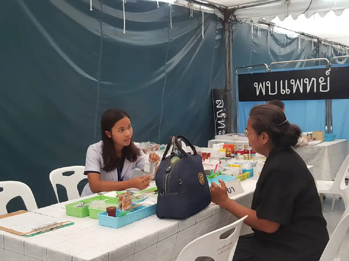 ซึ้งในพระมหากรุณาธิคุณ!!!  ฟ้าหญิงจุฬาภรณ์ฯ โปรดเกล้าฯพระราชทานหน่วยแพทย์ดูแล ปชช.บริเวณท้องสนามหลวง