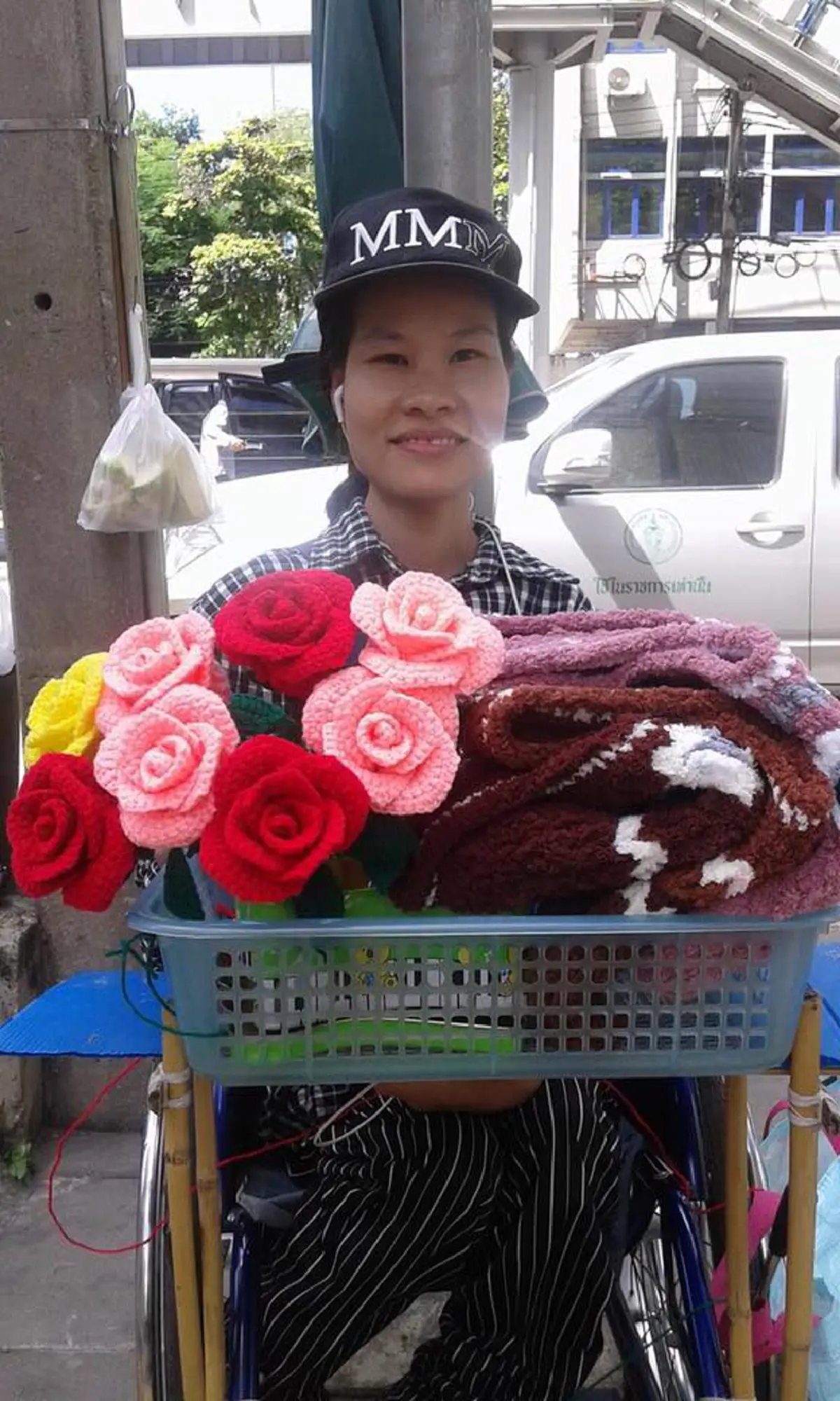 ขอแค่วีลแชร์คันใหม่!! วอนน้ำใจโซเชียลช่วยเด็กสาวพิการสู้ชีวิต  ถักไหมพรมเร่ขายเลี้ยงตัวเอง ถามถึงพ่อแม่มีจุกอก#เค้าทิ้งหนูไปตั้งแต่เกิด!?!