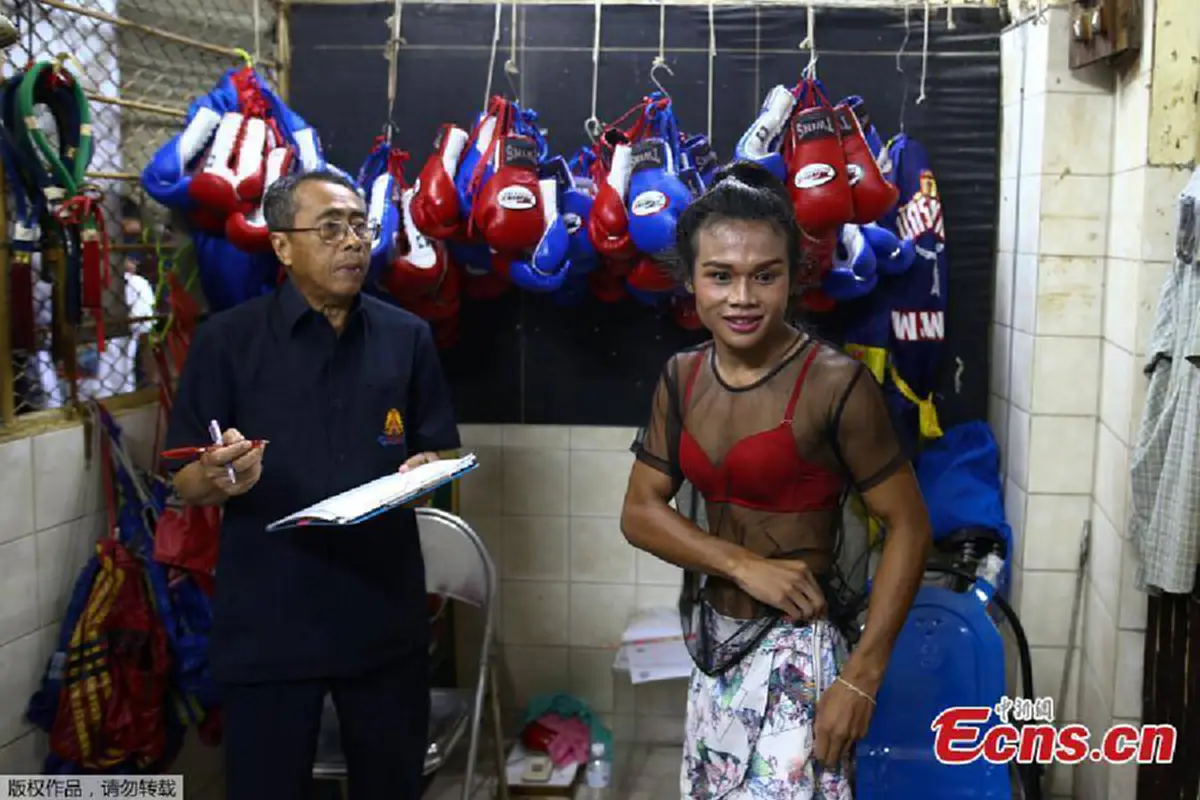 ดังแล้ว!! สื่อต่างประเทศ ตีแผ่ชีวิตดอกไม้เหล็กบนเวทีมวยไทย “น้องโรส” นักมวยไทยข้ามเพศ ที่กว่าจะมาเป็นแชมป์ ให้คนทั้งโลกได้ชื่นชม