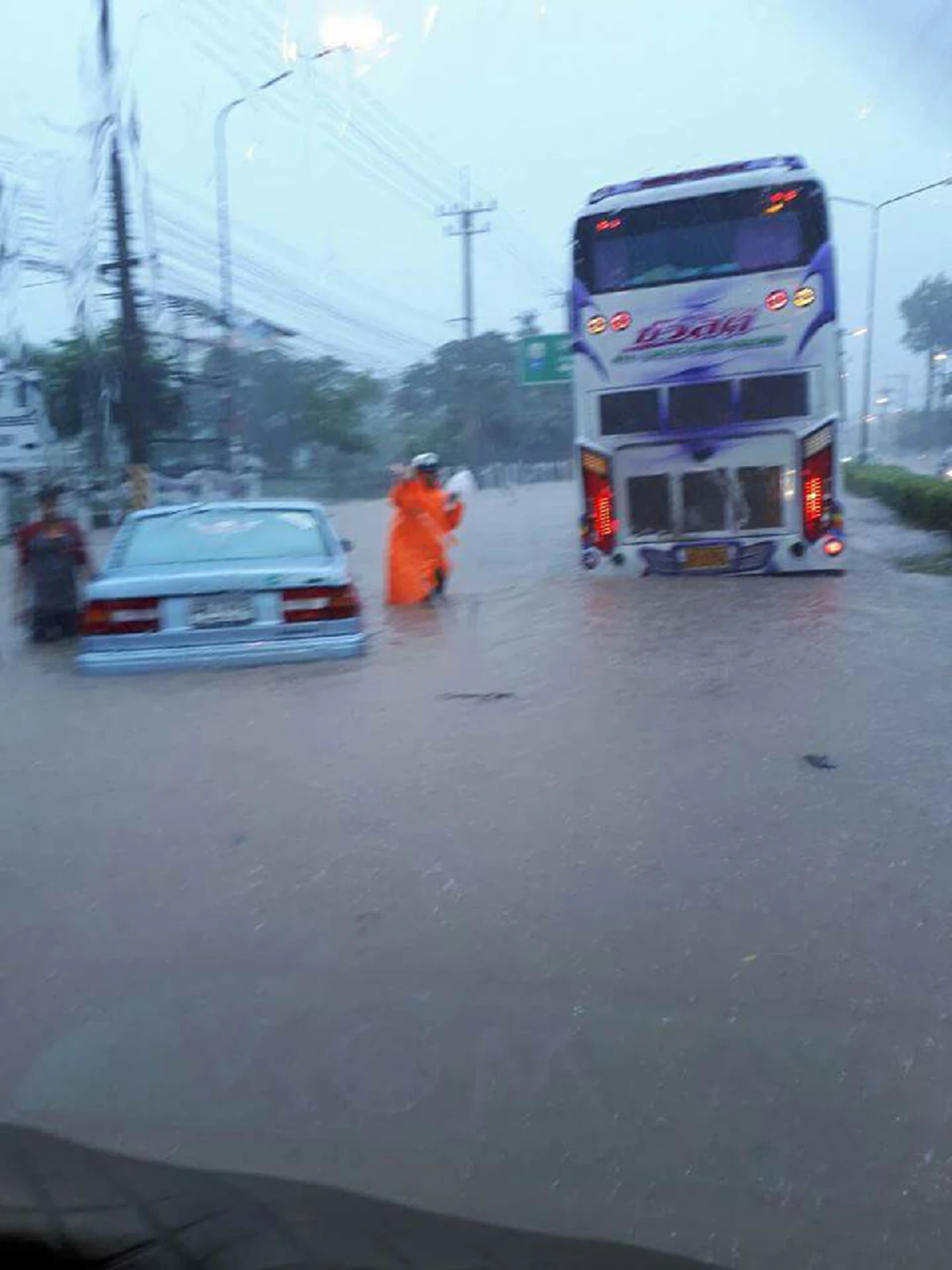 แชร์ด่วน ๆ !! รพ.ศูนย์สกลนคร ขอความช่วยเหลือด่วน “น้ำมันดีเซล” คือสิ่งจำเป็นสำหรับผู้ป่วยใช้เครื่องช่วยหายใจ ขณะที่ญาติ ติดค้าง รพ.เพียบ
