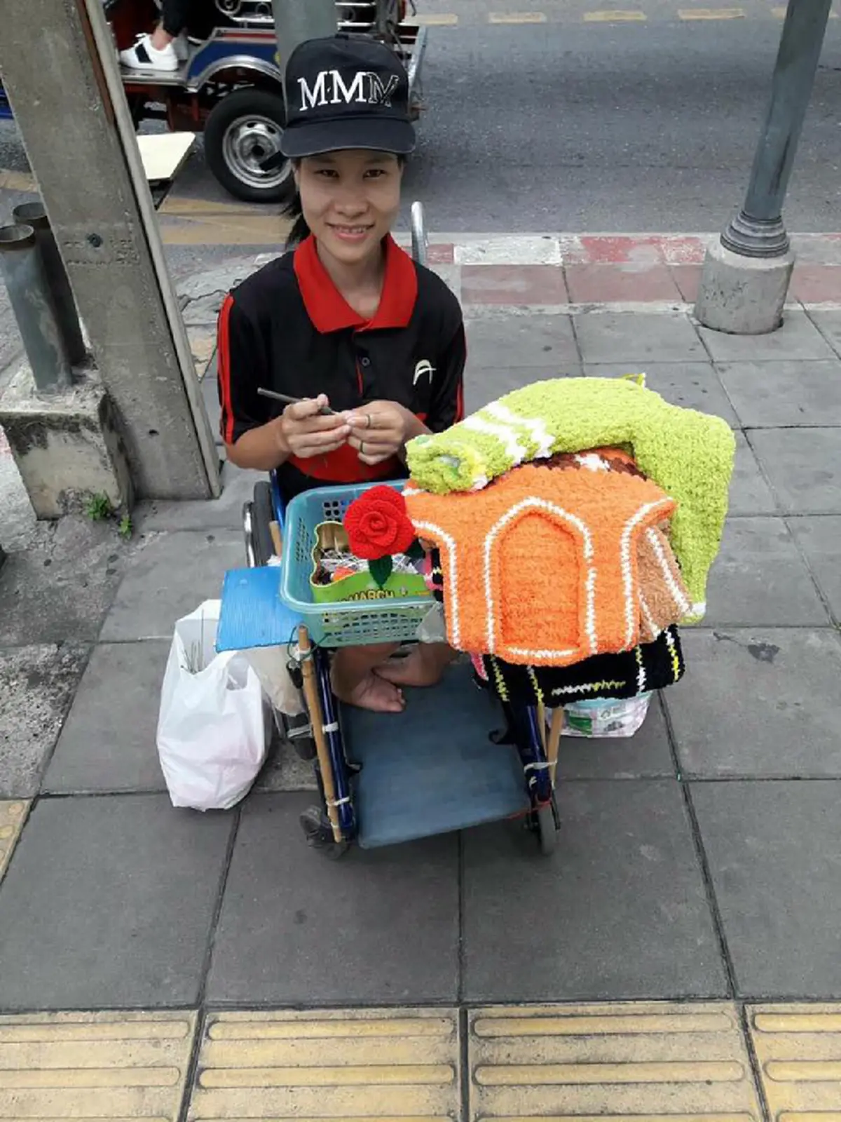 ซึ้งน้ำใจเหลือเกิน!!! สาวพิการนั่งวีลแชร์ถักไหมพรมหาเงินเลี้ยงชีวิต ล่าสุด \"อั้ม พัชราภา\" คอมเม้นต์ให้กำลังใจด้วยข้อความนี้ ทำโซเชียลรัวไลค์