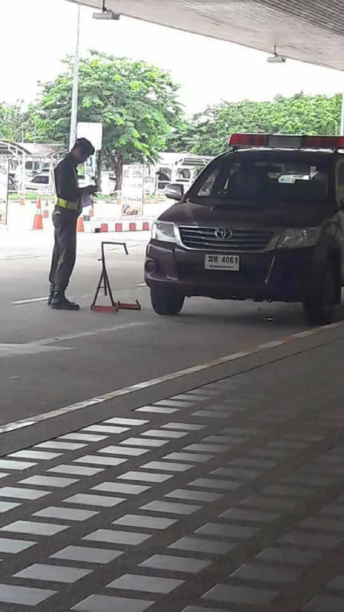 มันต้องโดนแบบนี้ เมื่อคนรักษากฎหมายทำผิดกฎหมายซะเอง!!! รปภ.สนามบินอุดรฯ ล็อคล้อรถตำรวจ หลังพบจอดผิดที่ ได้ใจชาวเน็ตไปเต็มๆ