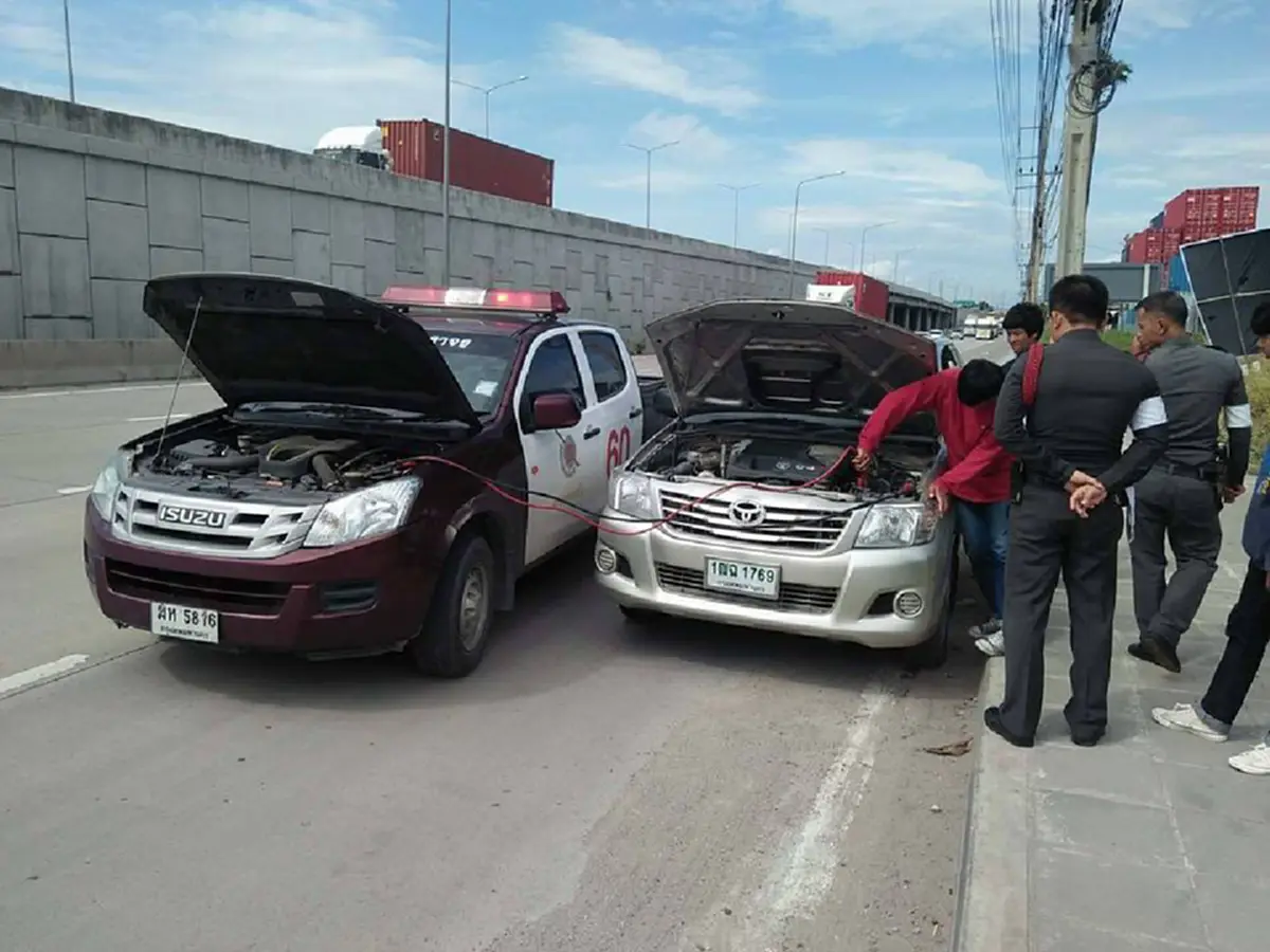 ตำรวจดีก็มีนะ!! ชาวเน็ตเเห่เเชร์ตำรวจน้ำใจงาม เข้าช่วยเหลือหนุ่มน้ำมันรถหมดกลางทาง แบบนี้สิที่สังคมต้องการ!!