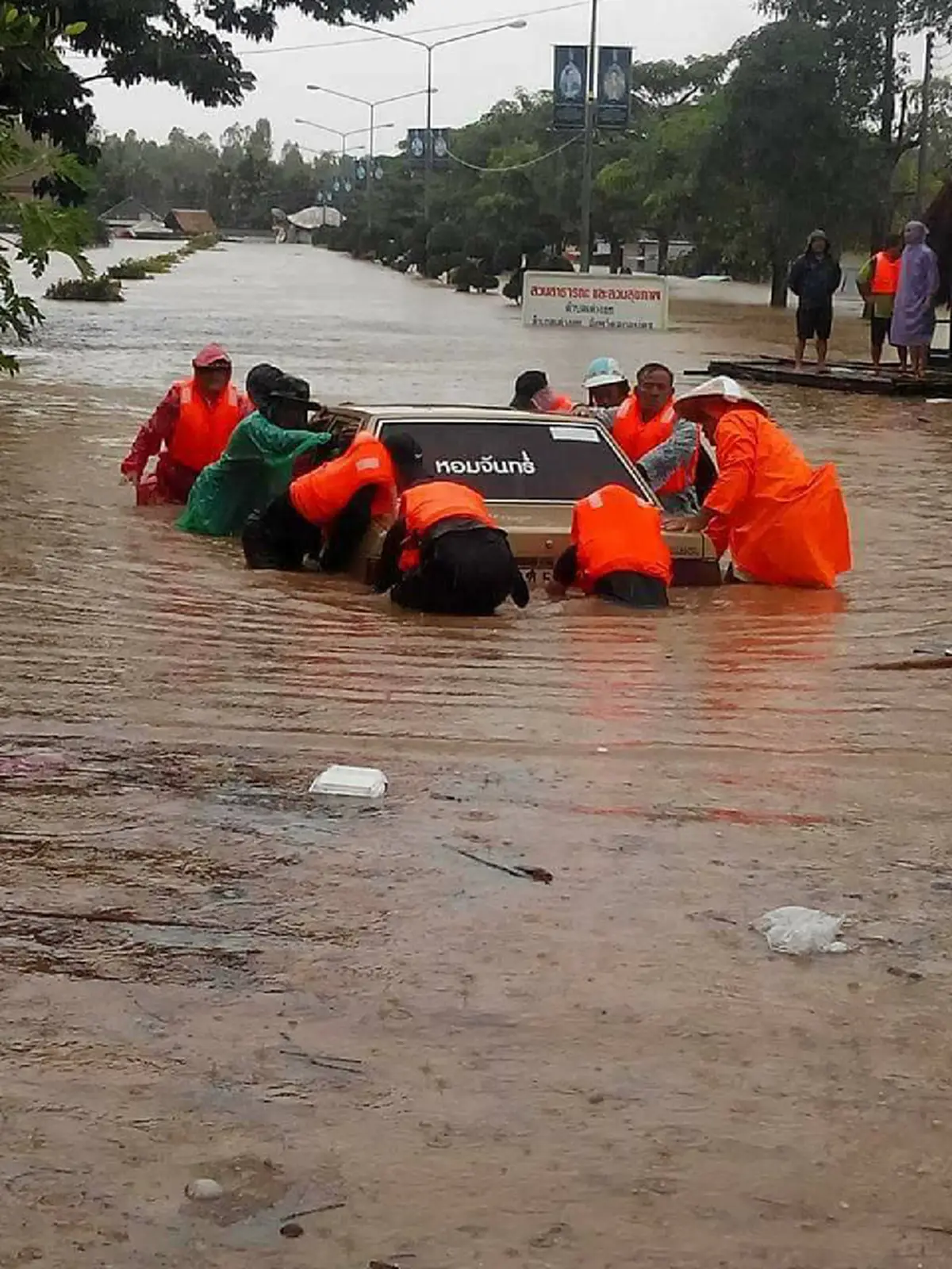 อ่วมวิกฤติหนัก!!! น้ำท่วมสกลนครเข้าขั้นอัมพาต ถนนจมบาดาลคนติดค้างหลายจุด-สนามบินหยุดทำการ โรงพยาบาลวุ่นย้ายผู้ป่วย!?! (มีคลิป)