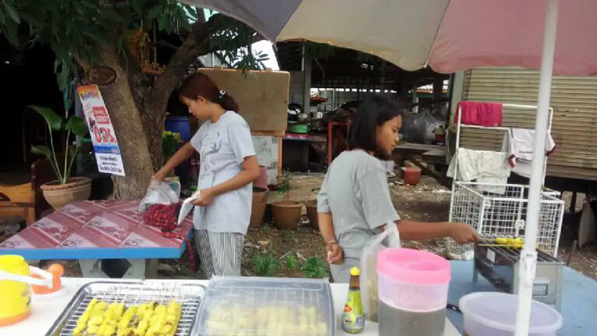 นี่สิเน็ตไอดอล!ด.ญ.วัย13ปีพ่อแม่แยกทางแต่ไม่ปล่อยชีวิตเคว้งคว้างได้ทุนฝ่าฟันชะตากรรมเปิดร้านขายหมึกย่างโลกโซเชียลชื่นชมเป็นตัวอย่างสู้ชีวิต!