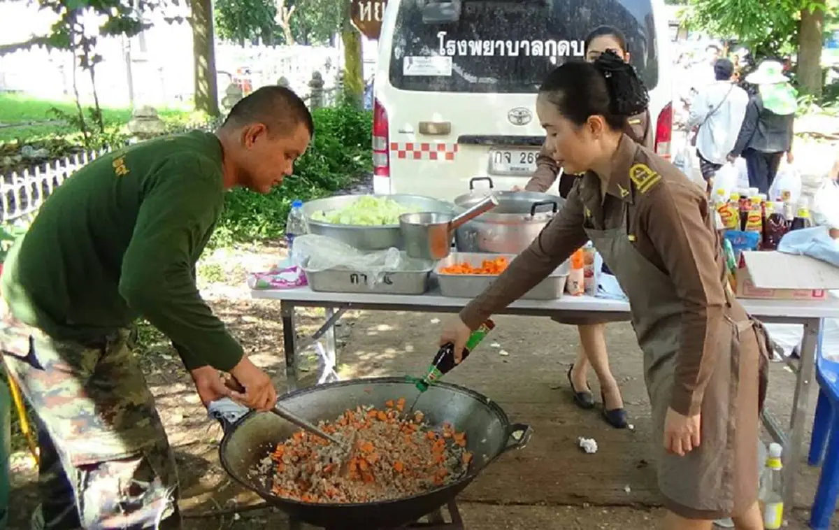 พระเมตตาเปี่ยมล้น!!! สมเด็จพระเจ้าอยู่หัว ร.10 โปรดเกล้าฯ ให้จัดตั้งครัวพระราชทาน ช่วยเหลือผู้ประสบอุทกภัยในพื้นที่ จ.สกลนคร