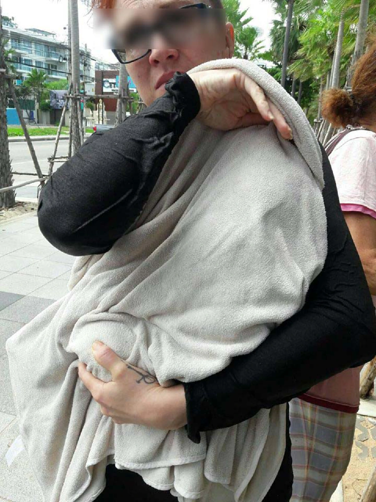 โหดเหี้ยมเกินมนุษย์ !!! โซเชียลแห่สาปแช่ง 2 สาวต่างชาติจับสุนัขกดน้ำตายคามือกลางหาดจอมเทียน.....กรีดแทงใจคนรักสัตว์ มีเหตุผลอะไรก็ไม่ควรทำ!
