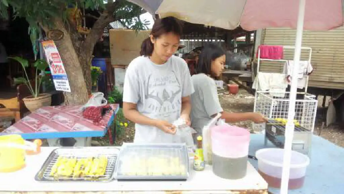 นี่สิเน็ตไอดอล!ด.ญ.วัย13ปีพ่อแม่แยกทางแต่ไม่ปล่อยชีวิตเคว้งคว้างได้ทุนฝ่าฟันชะตากรรมเปิดร้านขายหมึกย่างโลกโซเชียลชื่นชมเป็นตัวอย่างสู้ชีวิต!