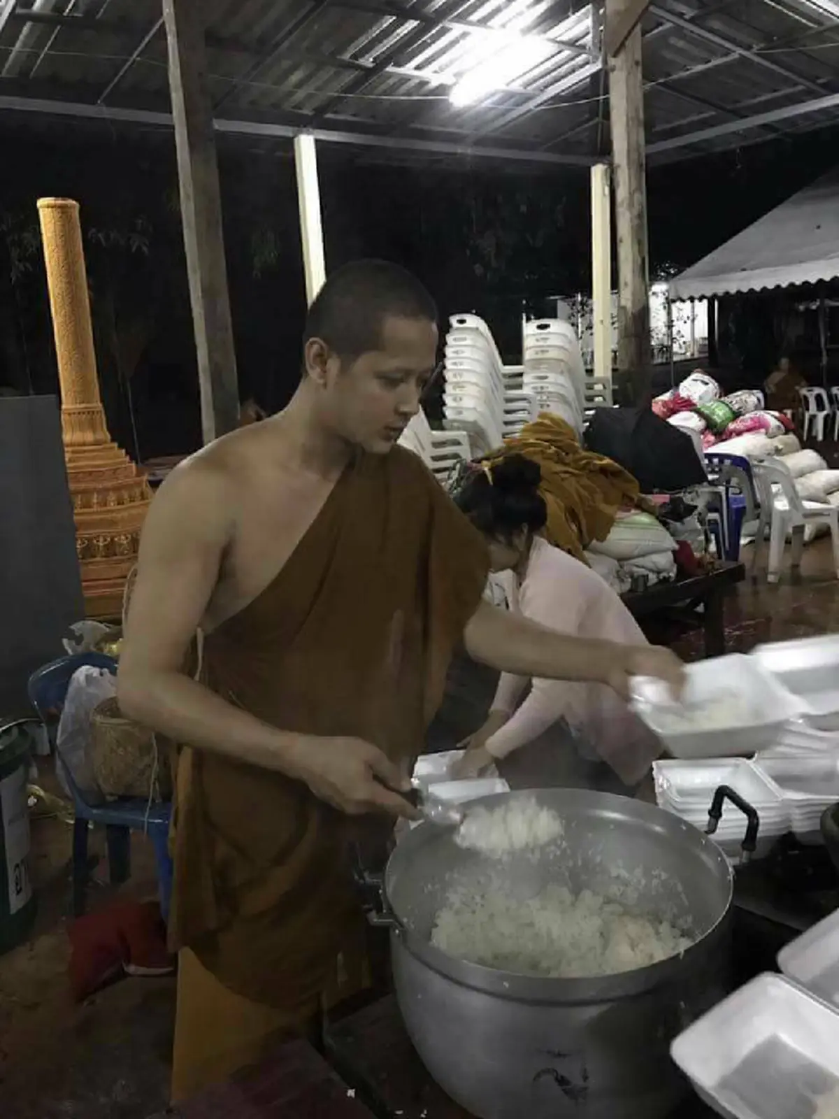 สาธุกันทั้งจังหวัด!!! "พระสงฆ์สามเณร" ประกอบอาหารแจกชาวบ้านชาวสกลนคร หลังเจอวิกฤตน้ำท่วมหนัก