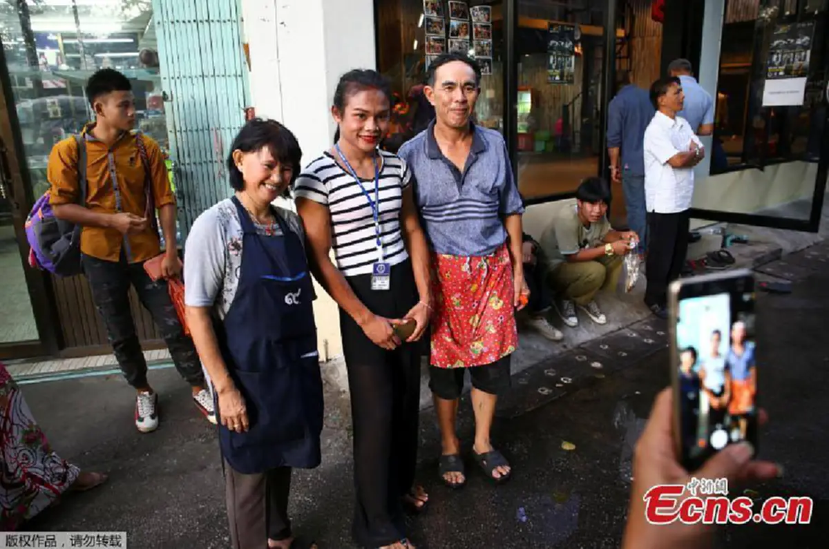 ดังแล้ว!! สื่อต่างประเทศ ตีแผ่ชีวิตดอกไม้เหล็กบนเวทีมวยไทย “น้องโรส” นักมวยไทยข้ามเพศ ที่กว่าจะมาเป็นแชมป์ ให้คนทั้งโลกได้ชื่นชม