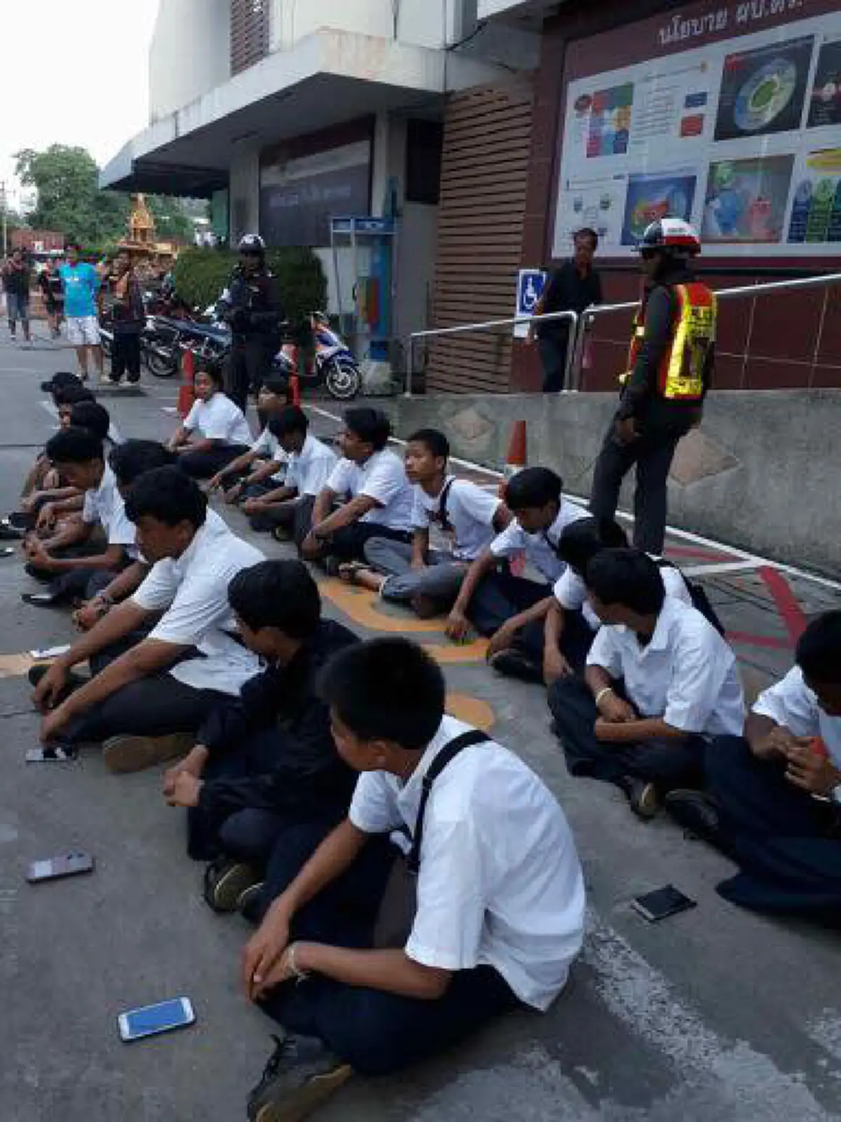 ศึก"ขาสั้น"ปะทะ"ขายาว"!! "เด็กช่าง" รวมพลหน่วยทะลวงฟัน..อาวุธครบมือเตรียมเซิ้ง "สถาบันคู่อริ".. "นักเรียน","นักเลง"คือของคู่กับสังคมไทยจริงๆ