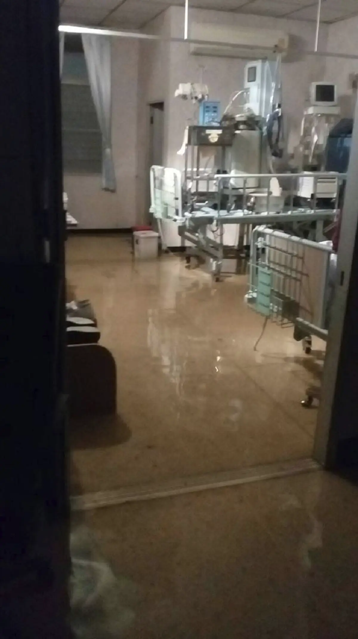 อ่วมวิกฤติหนัก!!! น้ำท่วมสกลนครเข้าขั้นอัมพาต ถนนจมบาดาลคนติดค้างหลายจุด-สนามบินหยุดทำการ โรงพยาบาลวุ่นย้ายผู้ป่วย!?! (มีคลิป)