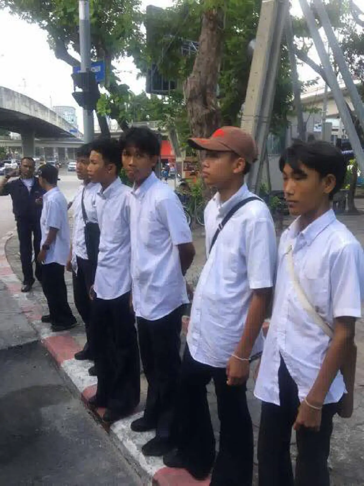 ศึก"ขาสั้น"ปะทะ"ขายาว"!! "เด็กช่าง" รวมพลหน่วยทะลวงฟัน..อาวุธครบมือเตรียมเซิ้ง "สถาบันคู่อริ".. "นักเรียน","นักเลง"คือของคู่กับสังคมไทยจริงๆ