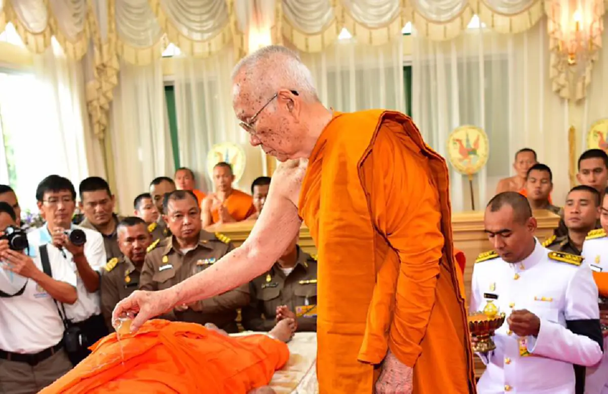 น้ำหลวงสรงศพ ที่แสนเรียบง่าย .. "สมเด็จพระสังฆราช" สรงน้ำศพ "พระธรรมมงคลเจดีย์" ด้วยเพียง "แก้วใสธรรมดา" ท่านช่างสมถะจริงๆ..สาธุ