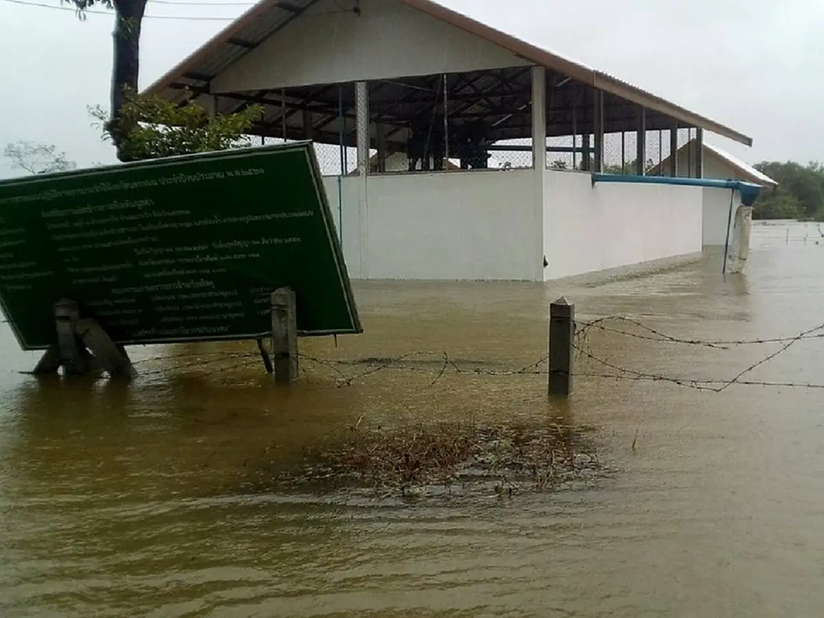 นครพนมหวั่นวิฤกต!!  น้ำเริ่มทะลักเข้าอ.นาแก สั่งประชาชนเฝ้าระวัง 24 ชม. เตรียมพร้อมอพยพ