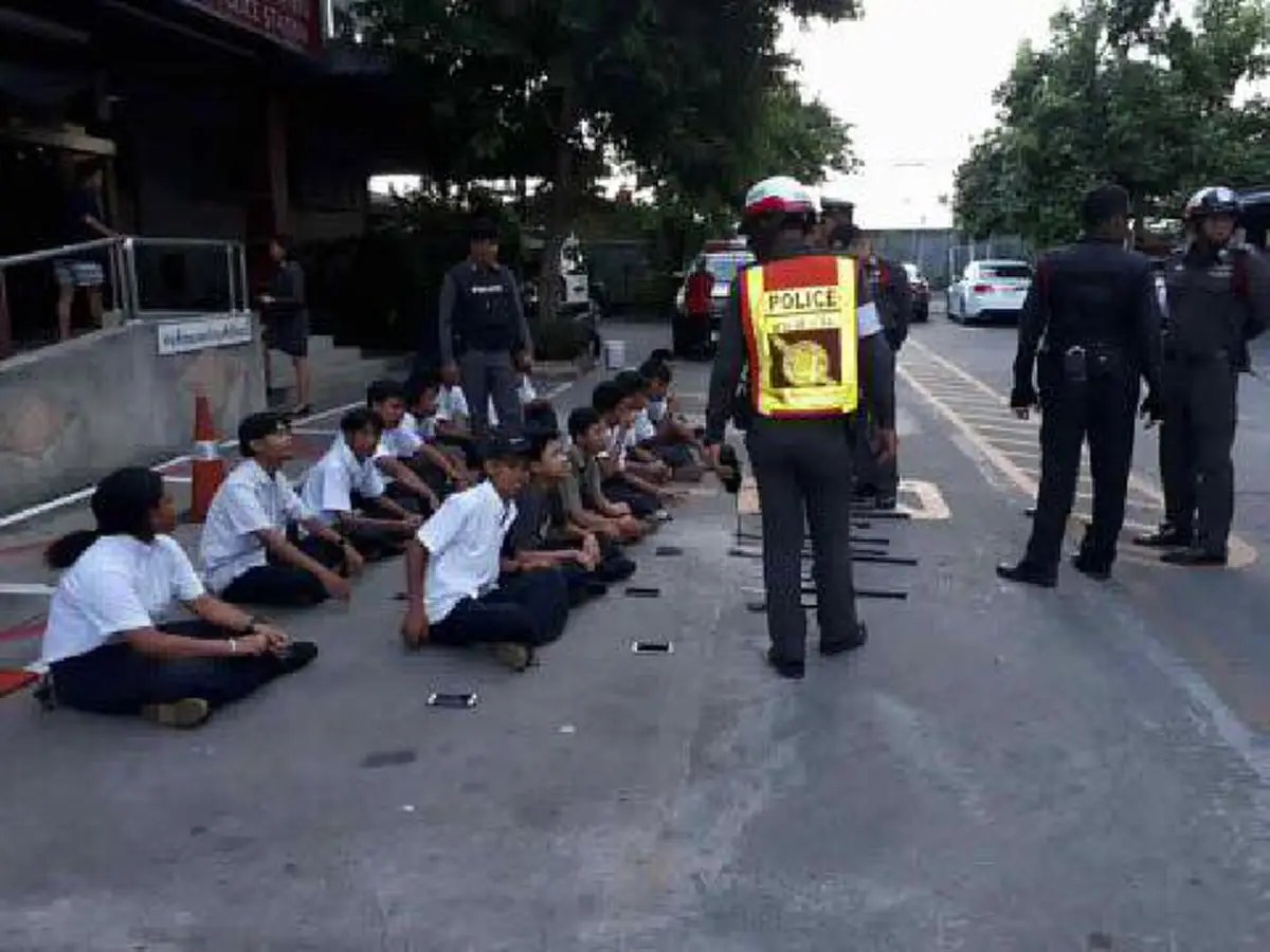 ศึก"ขาสั้น"ปะทะ"ขายาว"!! "เด็กช่าง" รวมพลหน่วยทะลวงฟัน..อาวุธครบมือเตรียมเซิ้ง "สถาบันคู่อริ".. "นักเรียน","นักเลง"คือของคู่กับสังคมไทยจริงๆ