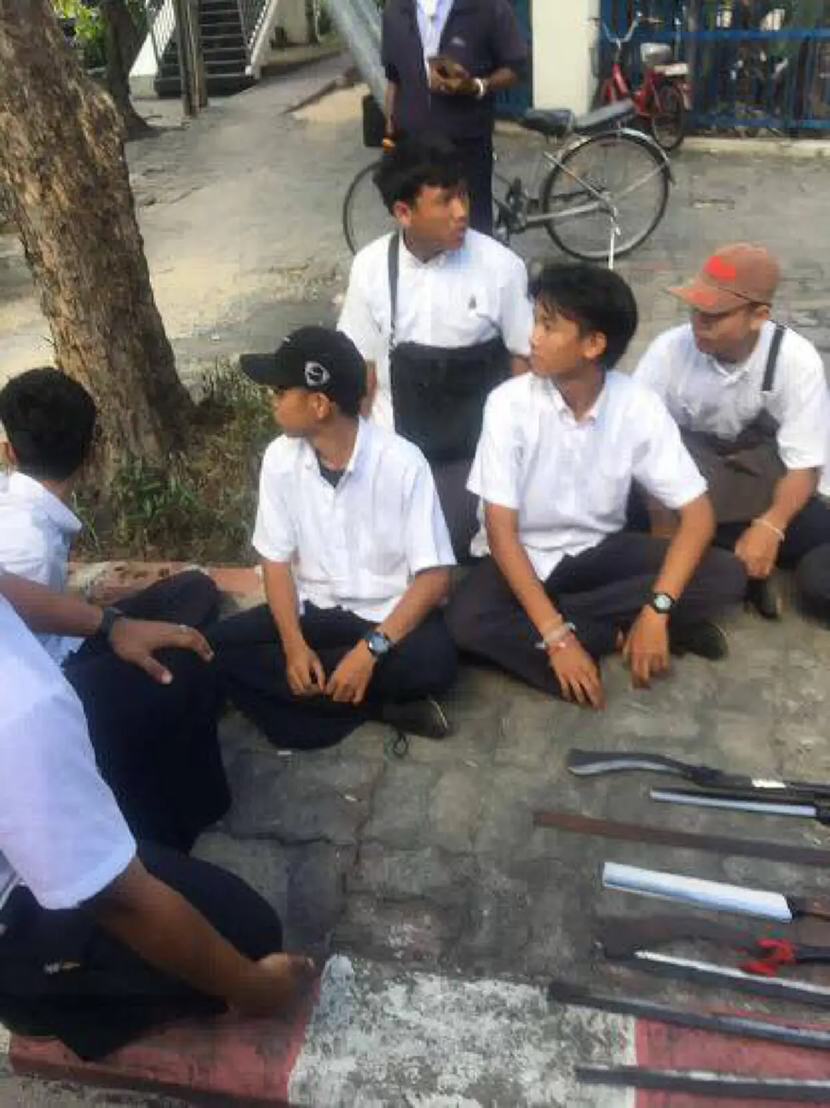 ศึก"ขาสั้น"ปะทะ"ขายาว"!! "เด็กช่าง" รวมพลหน่วยทะลวงฟัน..อาวุธครบมือเตรียมเซิ้ง "สถาบันคู่อริ".. "นักเรียน","นักเลง"คือของคู่กับสังคมไทยจริงๆ