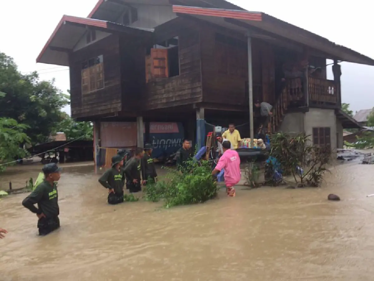 ไม่มีพวกคุณเราต้องตายแน่ๆ!!! ชาวบ้านสกลนครเล่านาทีเหล่าทหารกล้าเดินฝ่ากระแสน้ำท่วมเข้าช่วยเหลือ ซึ้งใจจนพูดไม่ออก สมกับเป็นฮีโร่ของปชช.จริงๆ