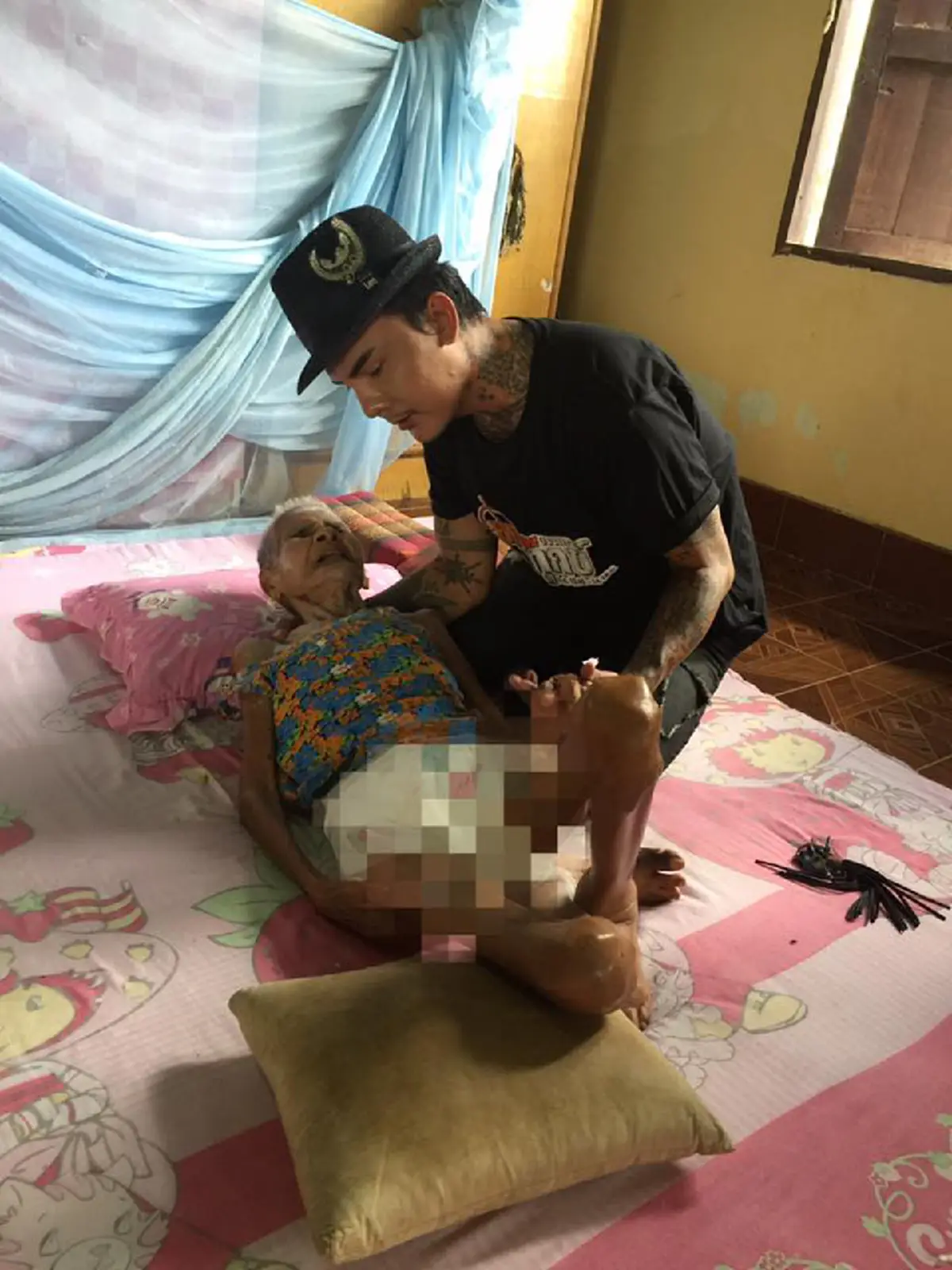 อย่าเลื่อนผ่าน! น่าสงสารสุดๆ คุณยายเรี่ยม วัย 84ปี พิการตาบอด ทั้ง2ข้าง นอนติดเตียง ไม่สามารถเหยียดขาตรงได้ โดยมีสามีที่คอยดูแลไม่เคยห่างกาย