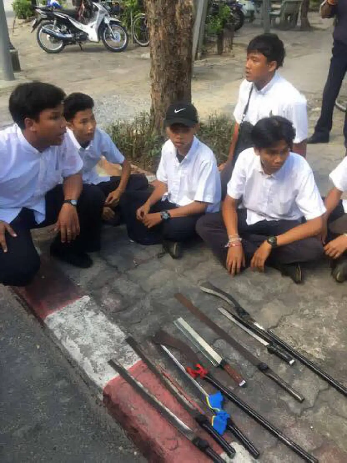 ศึก"ขาสั้น"ปะทะ"ขายาว"!! "เด็กช่าง" รวมพลหน่วยทะลวงฟัน..อาวุธครบมือเตรียมเซิ้ง "สถาบันคู่อริ".. "นักเรียน","นักเลง"คือของคู่กับสังคมไทยจริงๆ