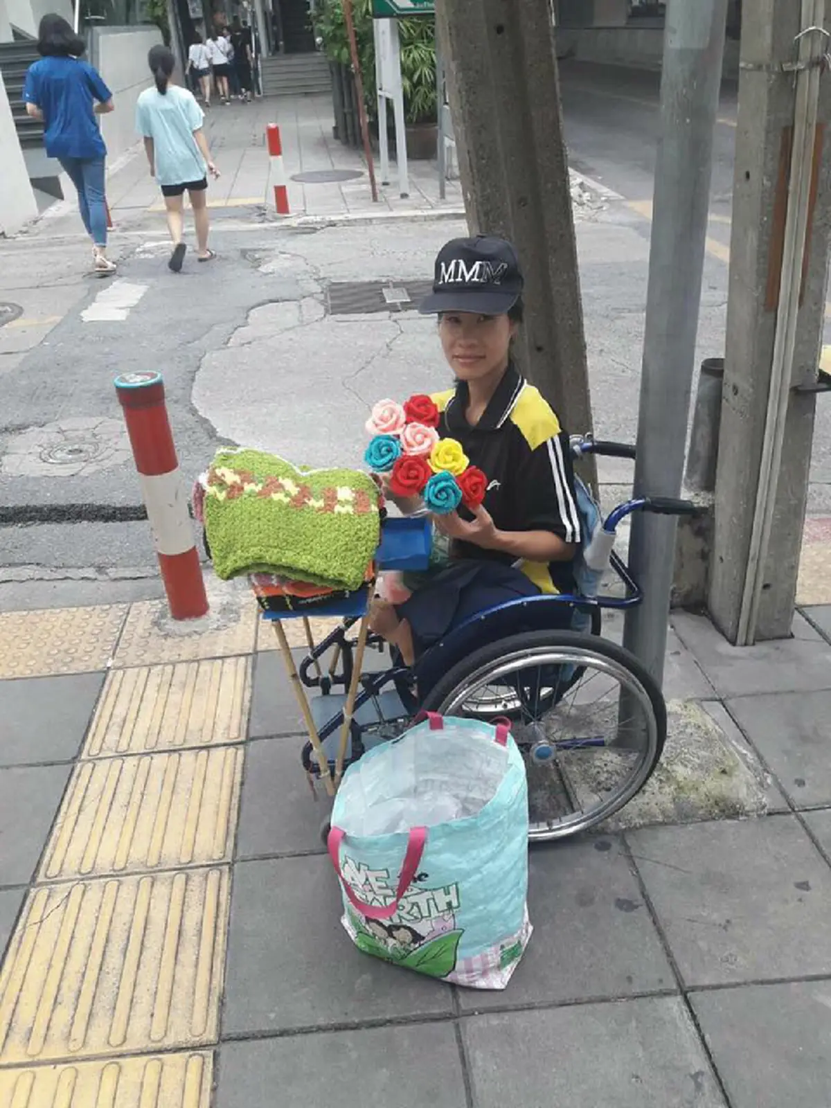 ขอแค่วีลแชร์คันใหม่!! วอนน้ำใจโซเชียลช่วยเด็กสาวพิการสู้ชีวิต  ถักไหมพรมเร่ขายเลี้ยงตัวเอง ถามถึงพ่อแม่มีจุกอก#เค้าทิ้งหนูไปตั้งแต่เกิด!?!