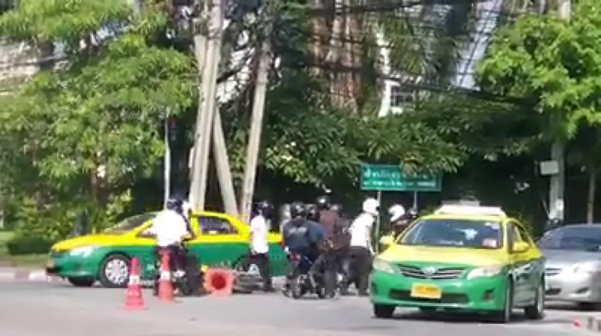 นักเลงไร้สติ!! เด็กช่างกลนับสิบขี่มอเตอร์ไซค์ย้อนศร หวังรุมทุบตีโจ๋อริแต่โอละพ่อภาพจบสุดอนาถความคิด?? (มีคลิป)