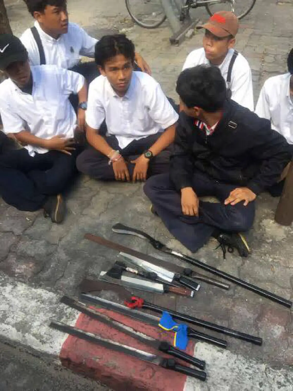 ศึก"ขาสั้น"ปะทะ"ขายาว"!! "เด็กช่าง" รวมพลหน่วยทะลวงฟัน..อาวุธครบมือเตรียมเซิ้ง "สถาบันคู่อริ".. "นักเรียน","นักเลง"คือของคู่กับสังคมไทยจริงๆ