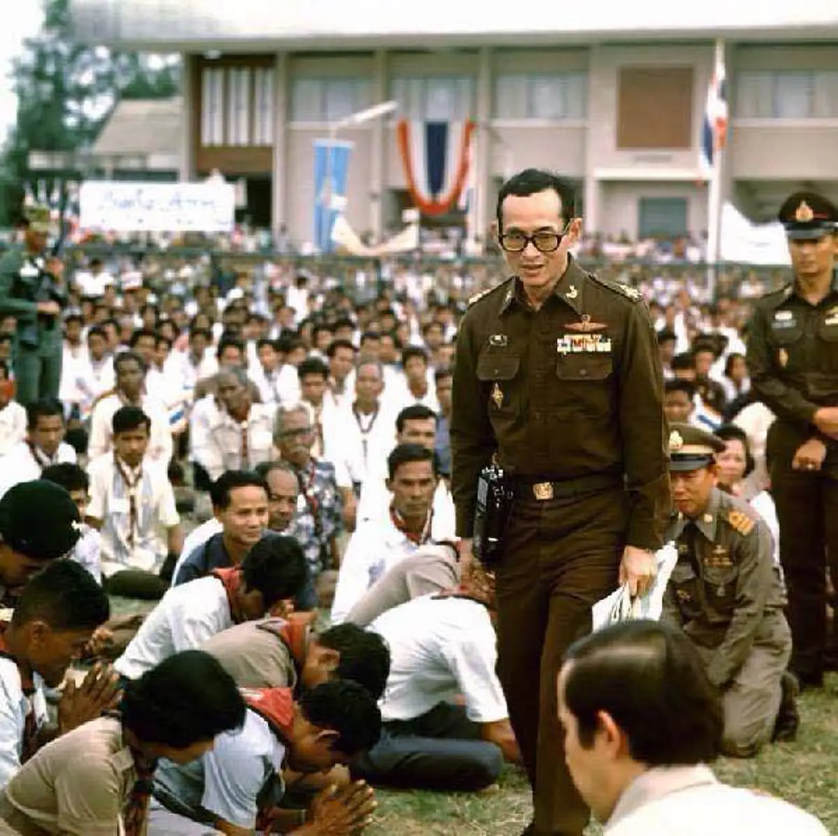 แลกกันมั้ย..ผมคนหนึ่งที่ยินดีแลก!! เรื่องราวชวนน้ำตาไหลเกี่ยวกับ "ในหลวง ร.๙" กับสิ่งที่ชาวเนปาลอยากแลก #พระมหากษัตริย์ไทยในสายตาชาวโลก !!