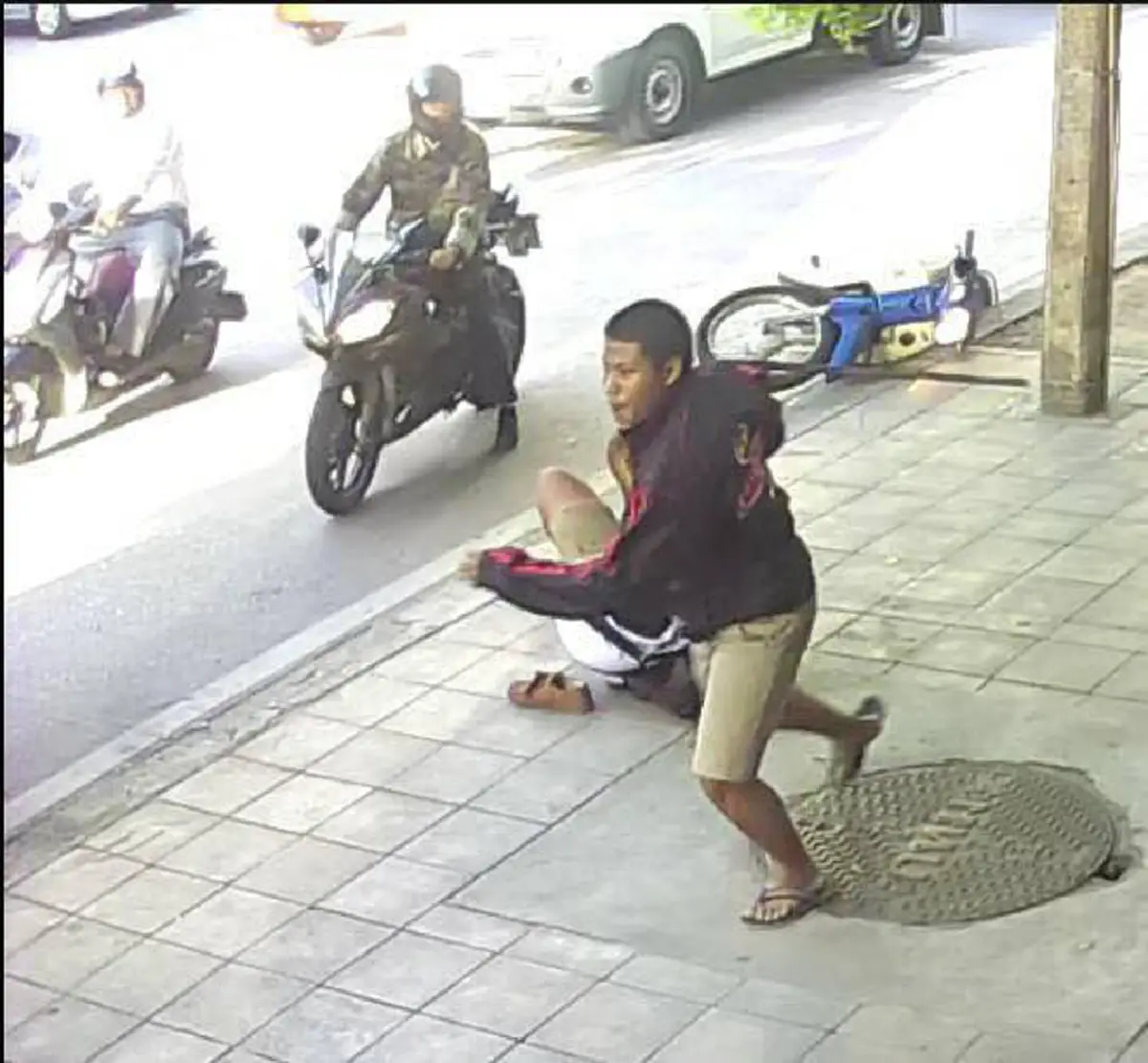 ศึก"ขาสั้น"ปะทะ"ขายาว"!! "เด็กช่าง" รวมพลหน่วยทะลวงฟัน..อาวุธครบมือเตรียมเซิ้ง "สถาบันคู่อริ".. "นักเรียน","นักเลง"คือของคู่กับสังคมไทยจริงๆ