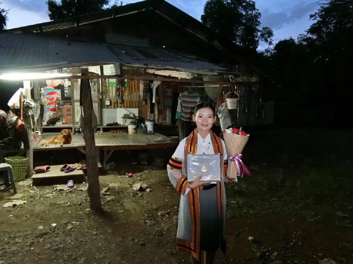 ขอชื่นชม!! หญิงสาวบ้านนอก ฐานะยากจนต้องกินข้าวกับเกลือ-น้ำปลา โดนดูถูกสารพัด สุดท้ายสู้จนจบ ป.ตรี ลั่น!จะหาเงินมาปลูกบ้านใหม่ให้ครอบครัว
