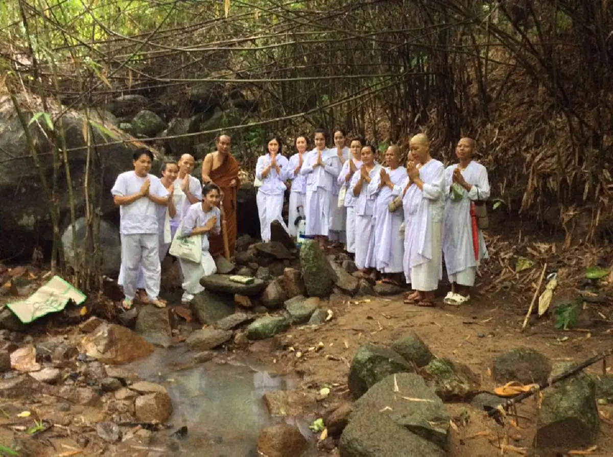 อัศจรรย์..ถ่ายภาพติดพญานาค!! คณะปฏิบัติธรรม สำรวจ บ่อน้ำทิพย์บ้านผีกองกอย ถ่ายภาพมาเจอพญานาคเต็ม ๆ  ยกมือสาธุ ทั้งคณะ (คลิป)