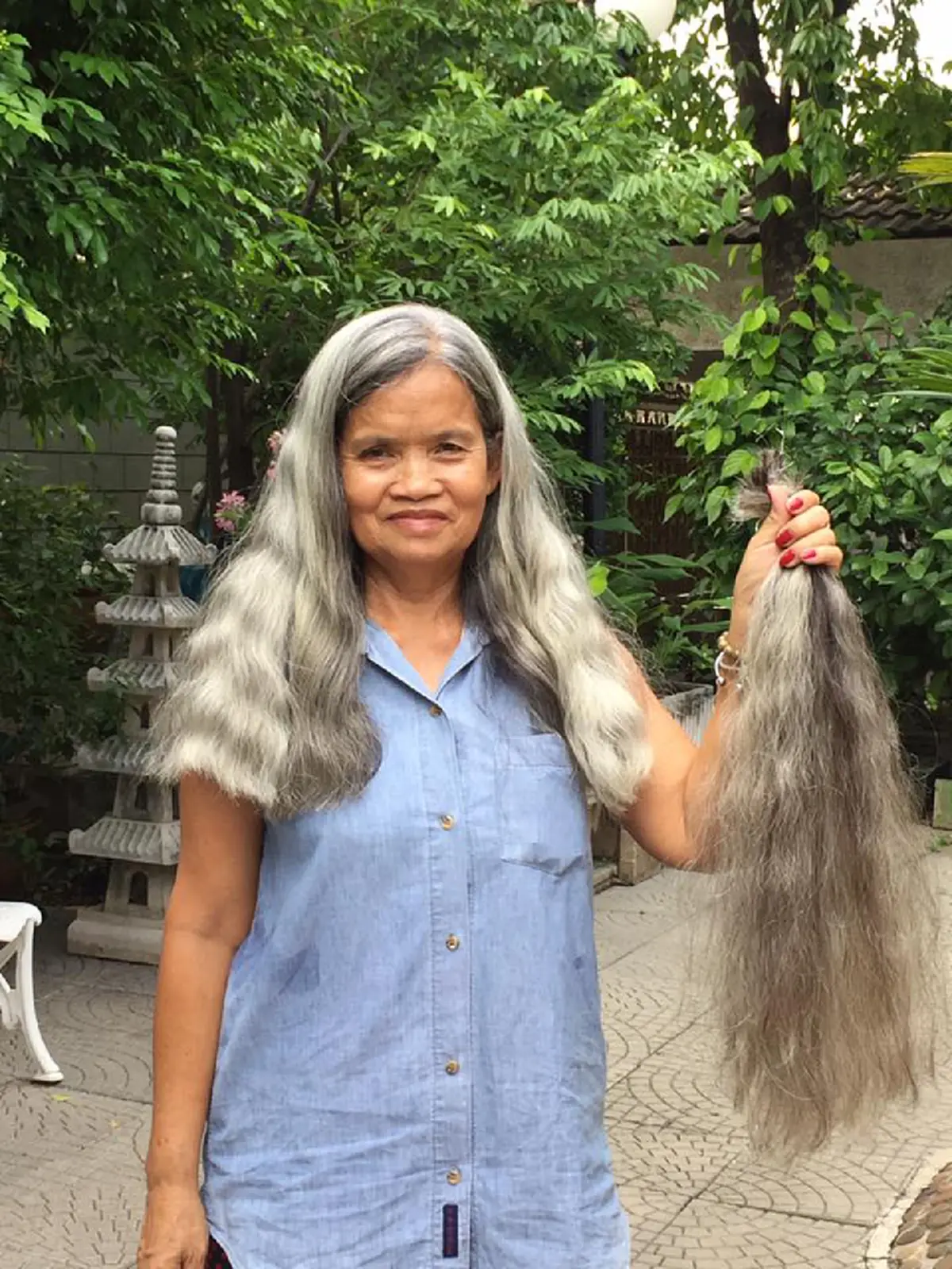 นับถือหัวใจสุดๆ!!! คุณป้าวัย 63 ปี เสียสละตัดผม ที่ไว้มานานกว่า10ปี เพื่อบริจาคทำวิกผมให้ผู้ป่วยมะเร็ง!???