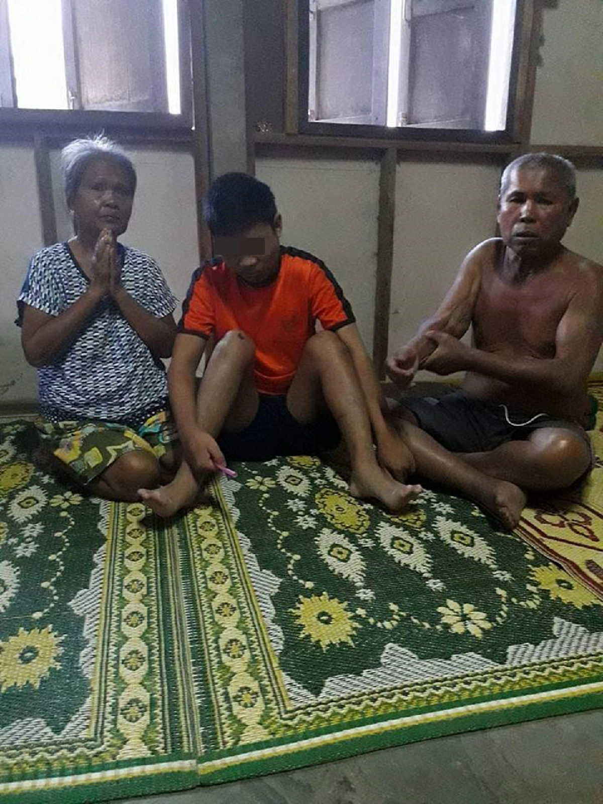 ขอคนล่ะ 1แชร์!! ชีวิตสุดน่าสงสารของ 2 ตายายป่วยหลายโรครุมเร้า ไม่มีรายได้ ต้องเลี้ยงหลาน 2คน พิการ 1 คน หนำซ้ำลูกๆไม่เคยมาเหลียวแล! (คลิป)