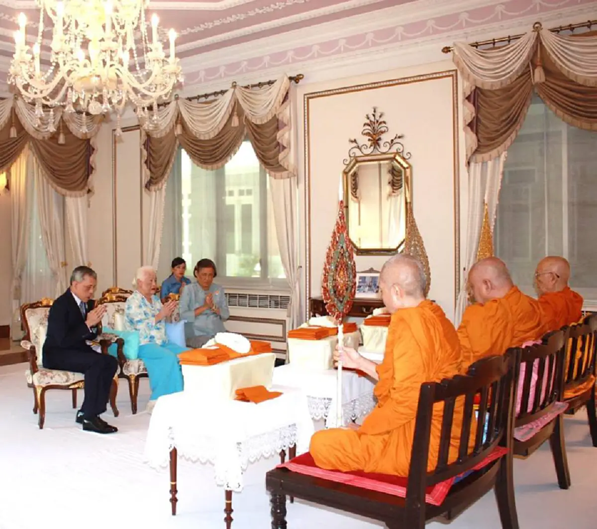 ขอพระองค์ทรงพระเจริญ.สมเด็จพระนางเจ้าสิริกิติ์พระบรมราชินีนาถ ในรัชกาลที่ ๙ ทรงบำเพ็ญพระราชกุศล วันเฉลิมพระชนมพรรษา๘๕พรรษา ในวันที่๑๒สิงหาคม