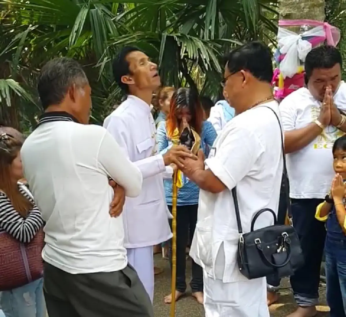 คำชะโนดเดือด!!! ดูคลิปแล้วต้องส่ายหน้า...ชายชุดขาวมีอาการ “หอนคล้ายสุนัข” พูด ภาษาแปลกๆ มีเสียงพระนารายณ์ พระศิวะ...หรือนี่จะเป็นขบวนการแหกต