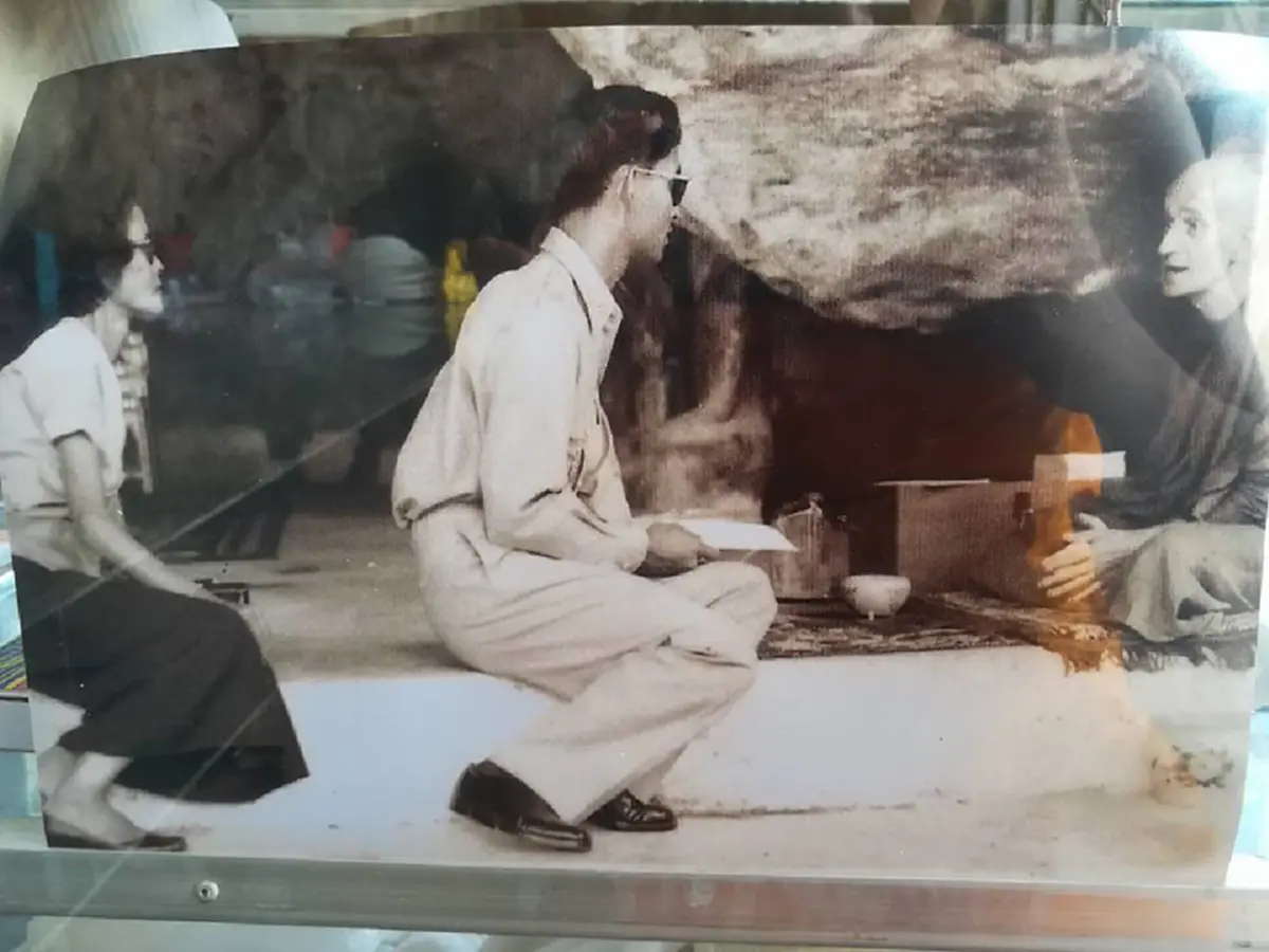 กราบสาธุ! พระพุทธรูปที่เชื่อกันว่าเป็นองค์แรกในประเทศไทย ณ ถ้ำฤาษีเขางู จ.ราชบุรี ซึ่งครั้งหนึ่งในหลวง ร.9 และสมเด็จย่าเคยเสด็จไปเยือน