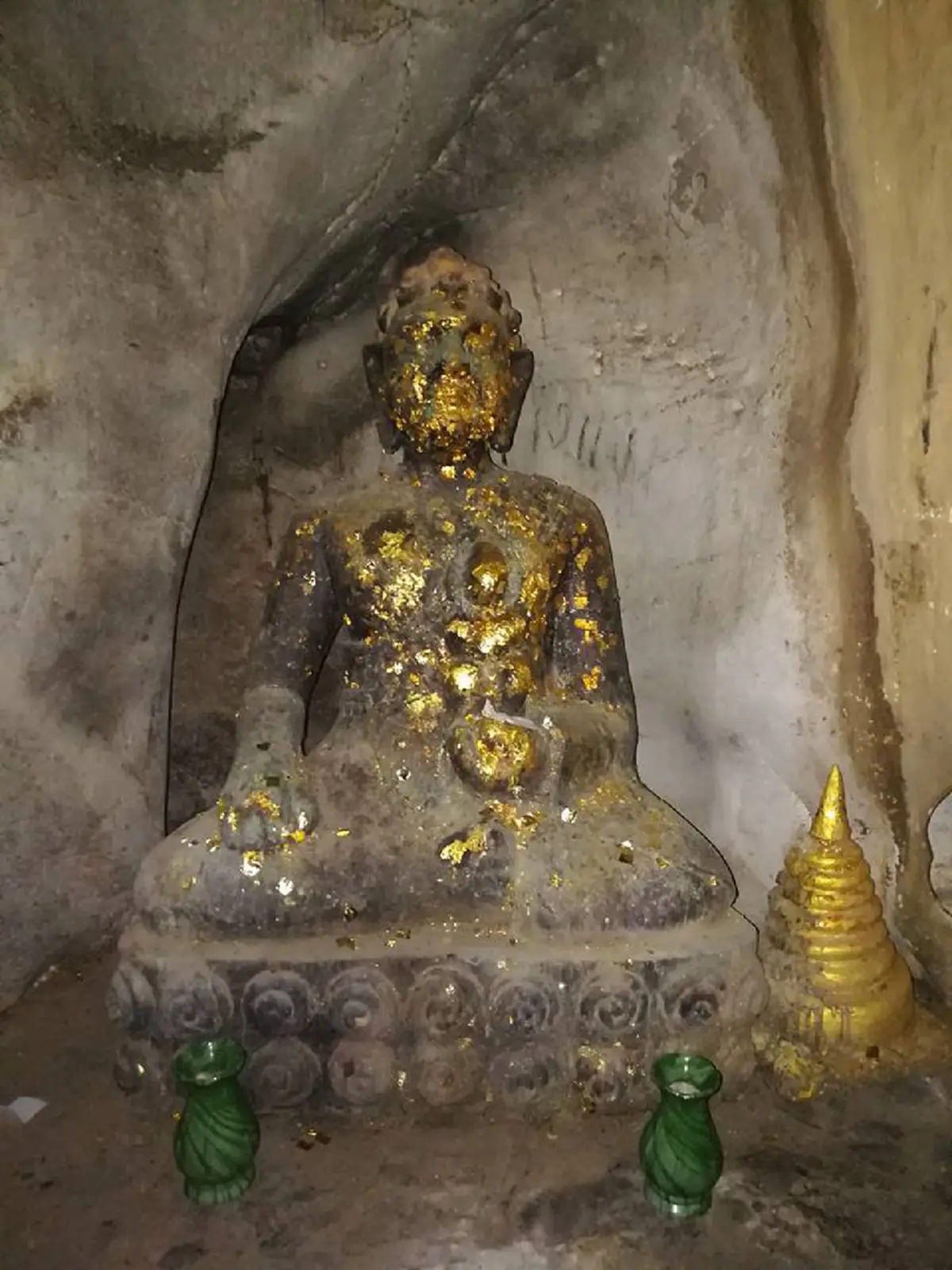 กราบสาธุ! พระพุทธรูปที่เชื่อกันว่าเป็นองค์แรกในประเทศไทย ณ ถ้ำฤาษีเขางู จ.ราชบุรี ซึ่งครั้งหนึ่งในหลวง ร.9 และสมเด็จย่าเคยเสด็จไปเยือน