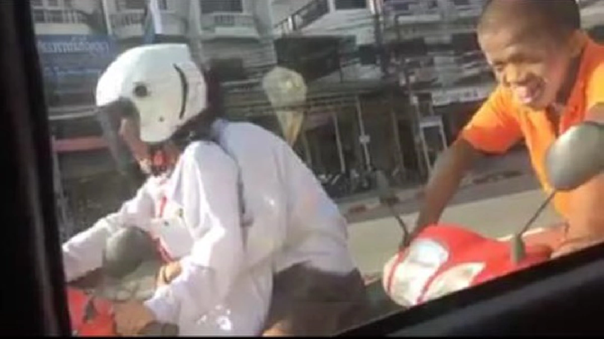 เป็นใครก็ผวา !! "สองสาว" ขับรถมอเตอร์ไซค์อยู่ดีๆ จู่ๆ มีชายสะกิดกลางถนน !!?? (ชมคลิป)