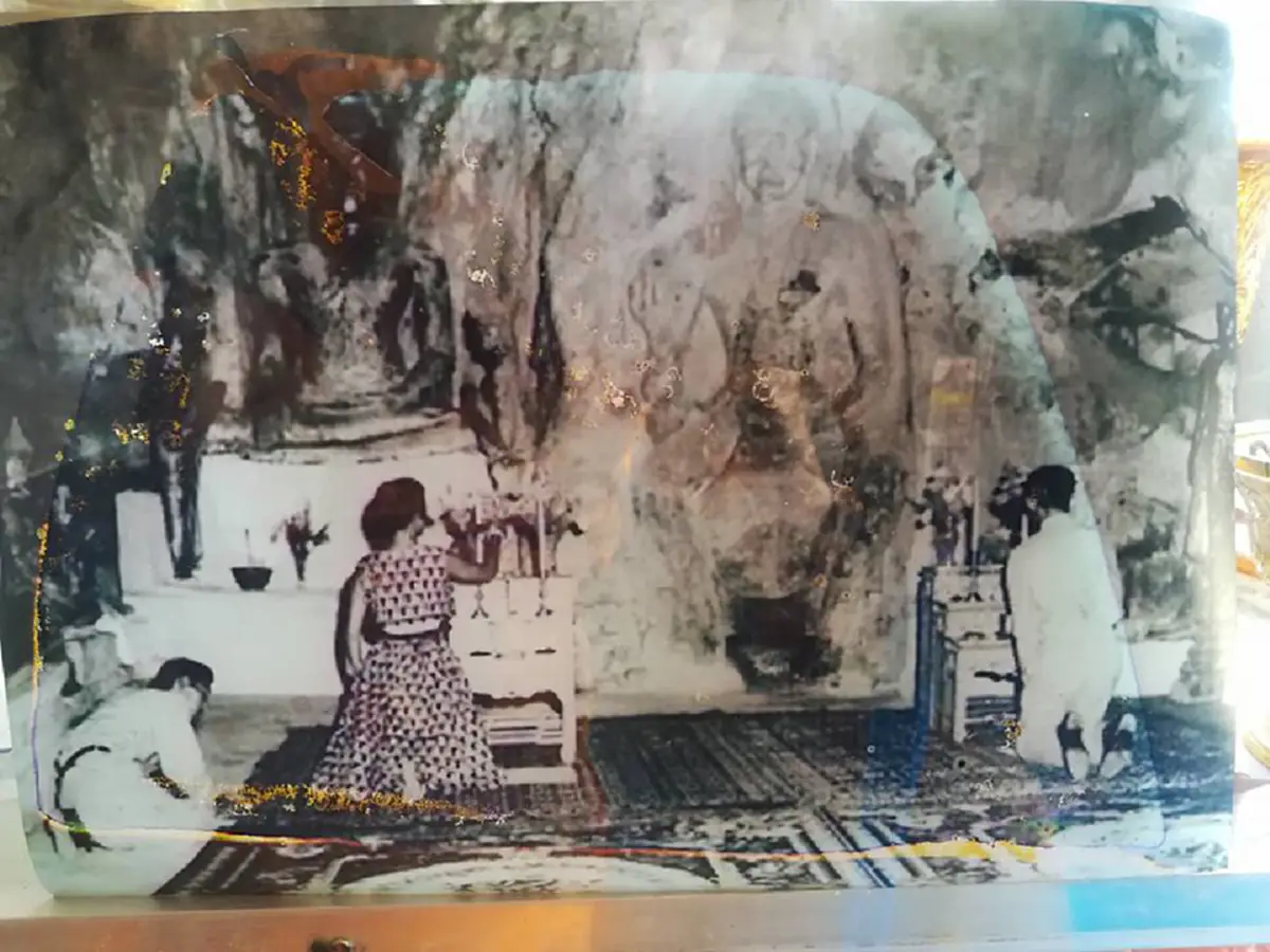 กราบสาธุ! พระพุทธรูปที่เชื่อกันว่าเป็นองค์แรกในประเทศไทย ณ ถ้ำฤาษีเขางู จ.ราชบุรี ซึ่งครั้งหนึ่งในหลวง ร.9 และสมเด็จย่าเคยเสด็จไปเยือน