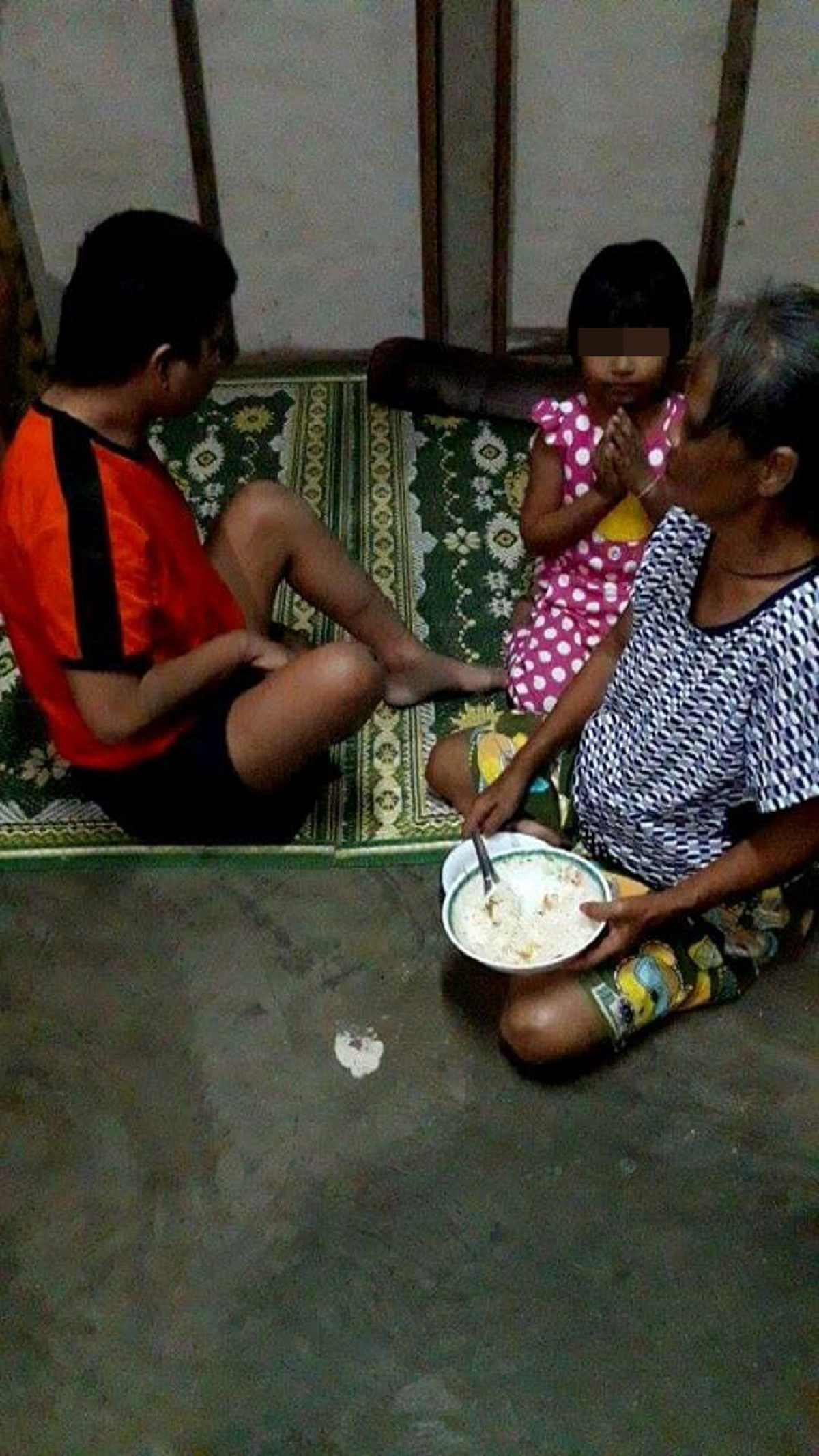 ขอคนล่ะ 1แชร์!! ชีวิตสุดน่าสงสารของ 2 ตายายป่วยหลายโรครุมเร้า ไม่มีรายได้ ต้องเลี้ยงหลาน 2คน พิการ 1 คน หนำซ้ำลูกๆไม่เคยมาเหลียวแล! (คลิป)