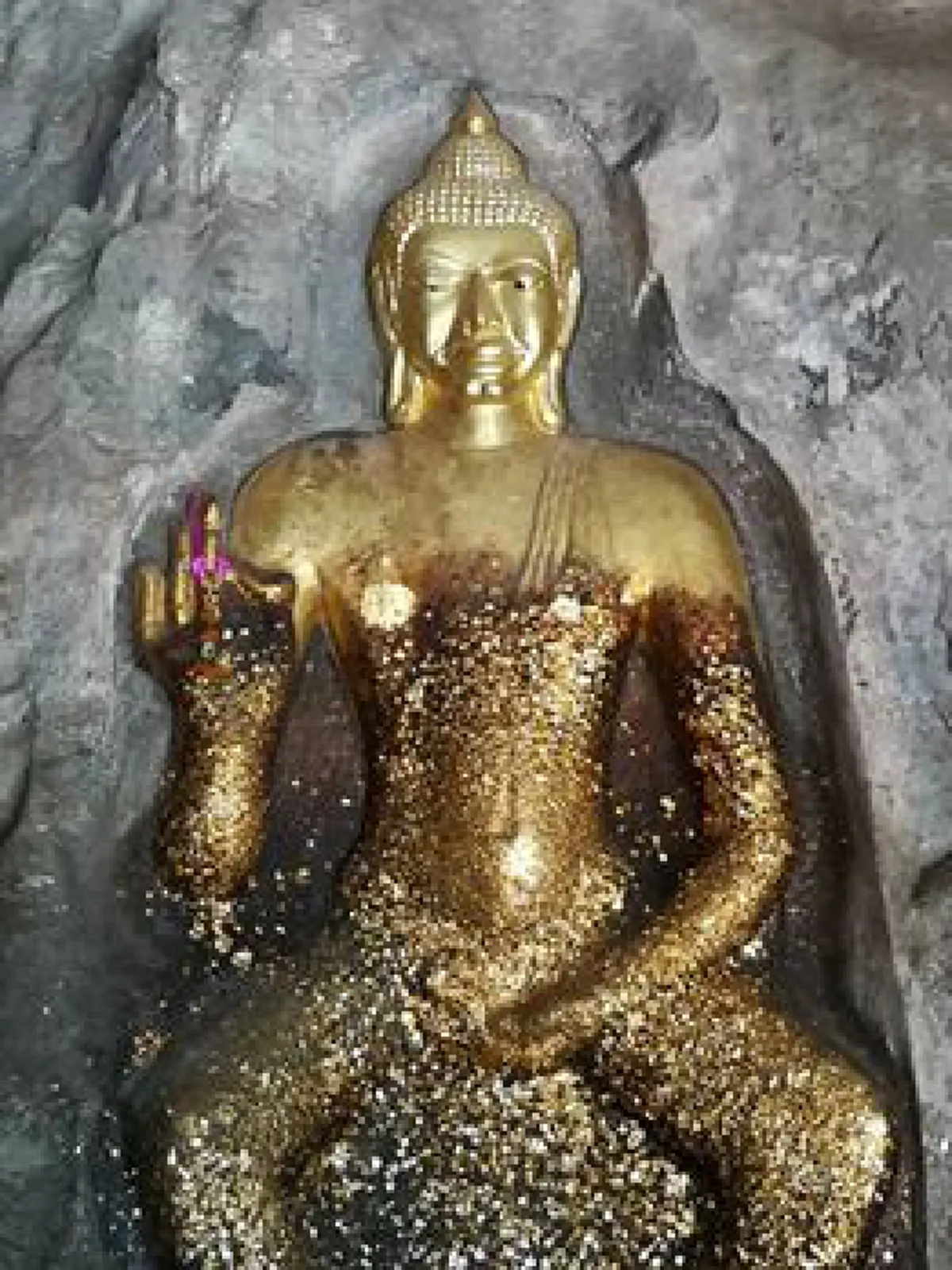 กราบสาธุ! พระพุทธรูปที่เชื่อกันว่าเป็นองค์แรกในประเทศไทย ณ ถ้ำฤาษีเขางู จ.ราชบุรี ซึ่งครั้งหนึ่งในหลวง ร.9 และสมเด็จย่าเคยเสด็จไปเยือน