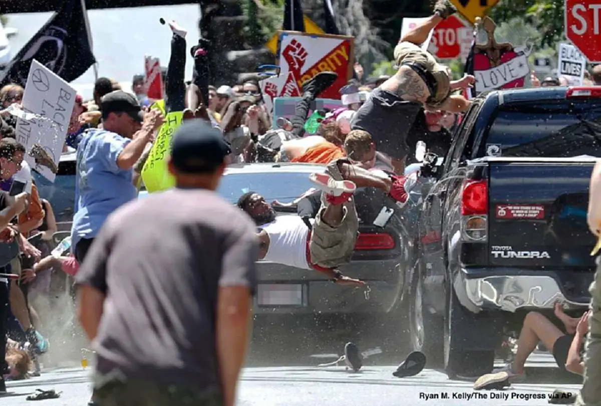 ตายเจ็บระนาว !!!!  วินาที รถพุ่งชนกลุ่มไม่เห็นด้วยกับกลุ่ม White Nationalists รัฐเวอร์จิเนีย