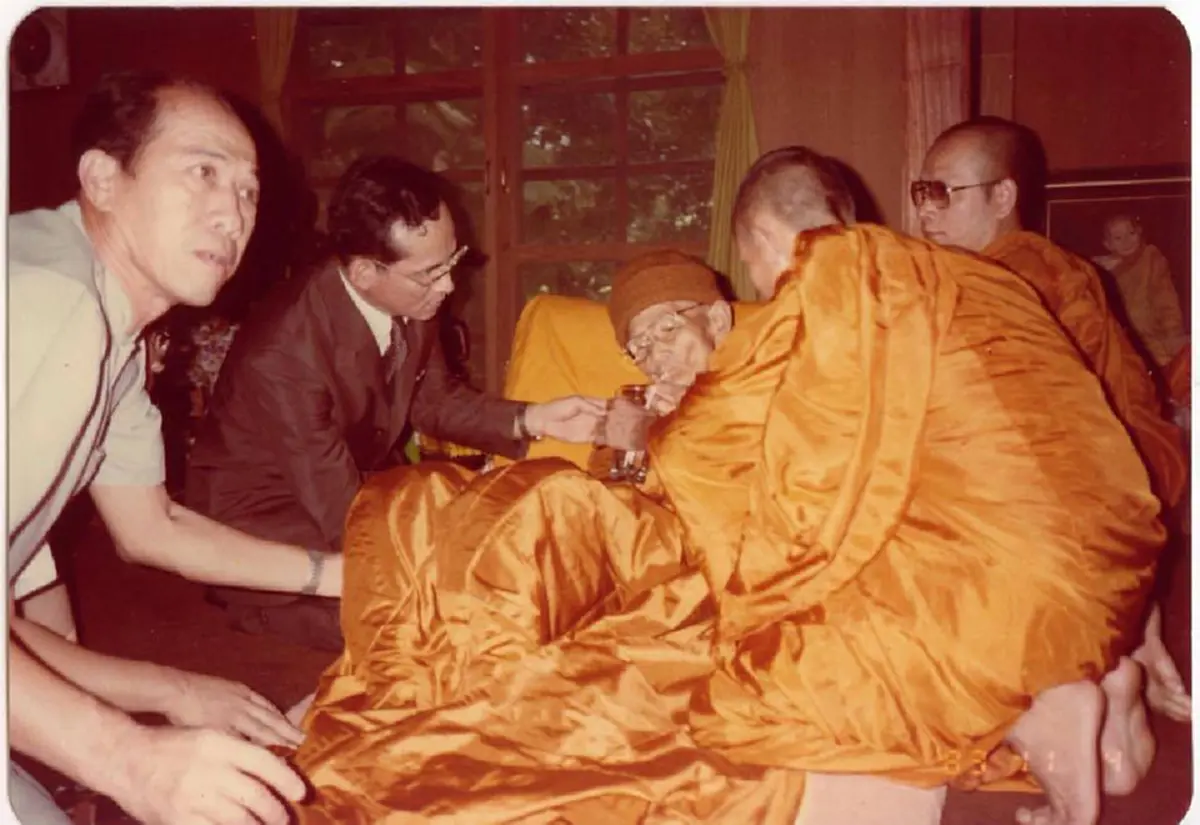 ในหลวงในดวงใจ "หลวงปู่แหวน" !!! ภาพในหลวงดูแลหลวงปู่ ยามอาพาธ ความผูกพันระหว่าง "พระป่า-พระมหากษัตริย์" ที่ยังตราตรึงในหัวใจพสกนิกร